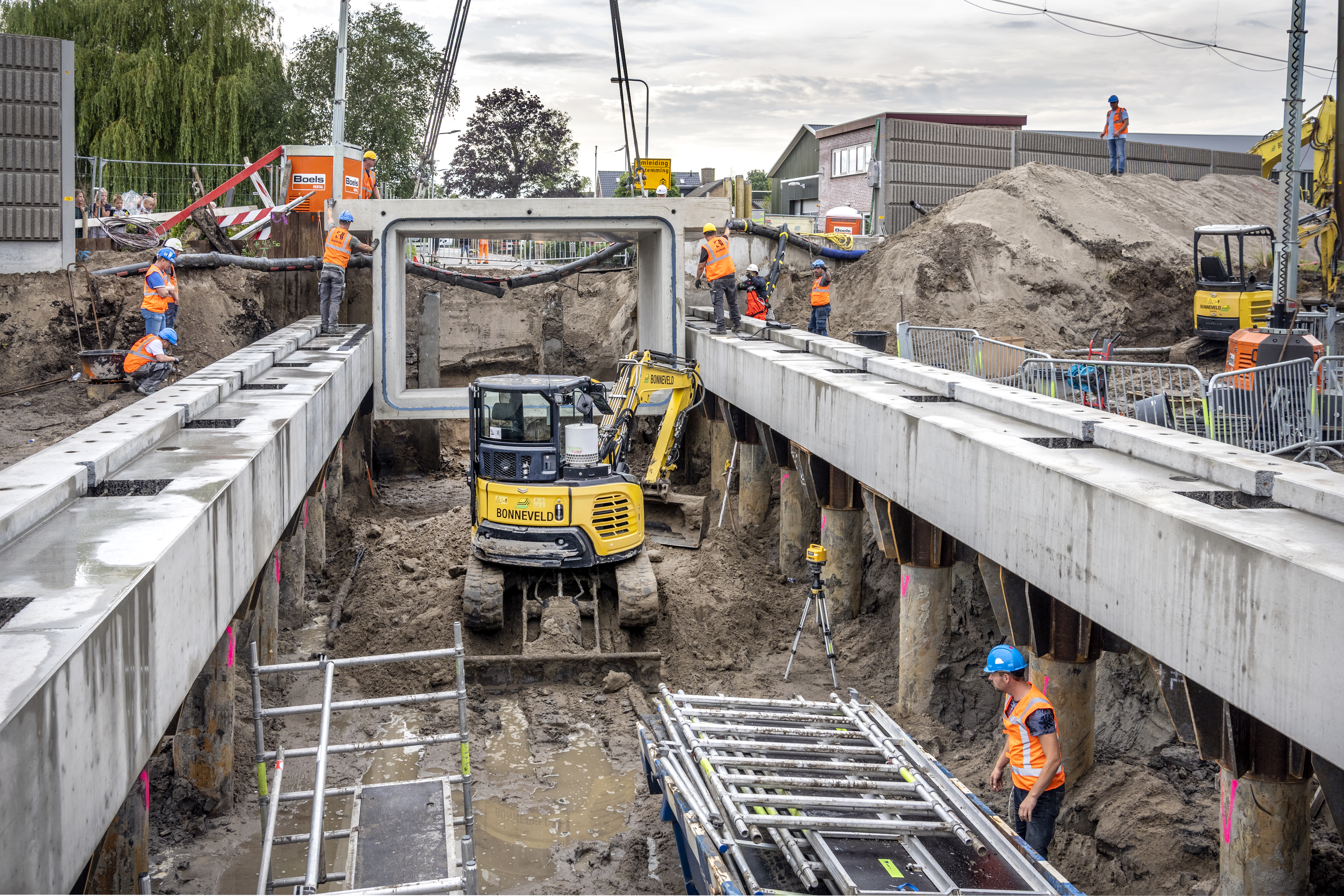 De betonelementen worden één voor één op hun definitieve plek gehesen