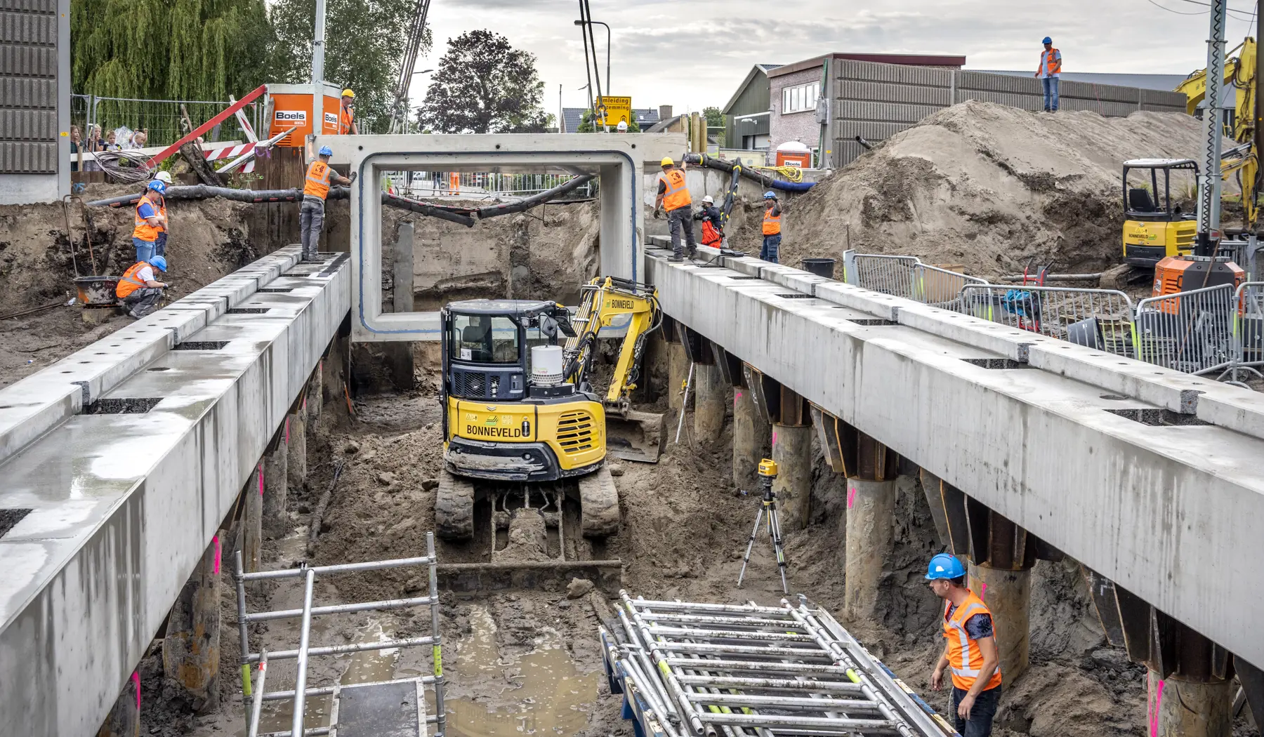 De betonelementen worden één voor één op hun definitieve plek gehesen