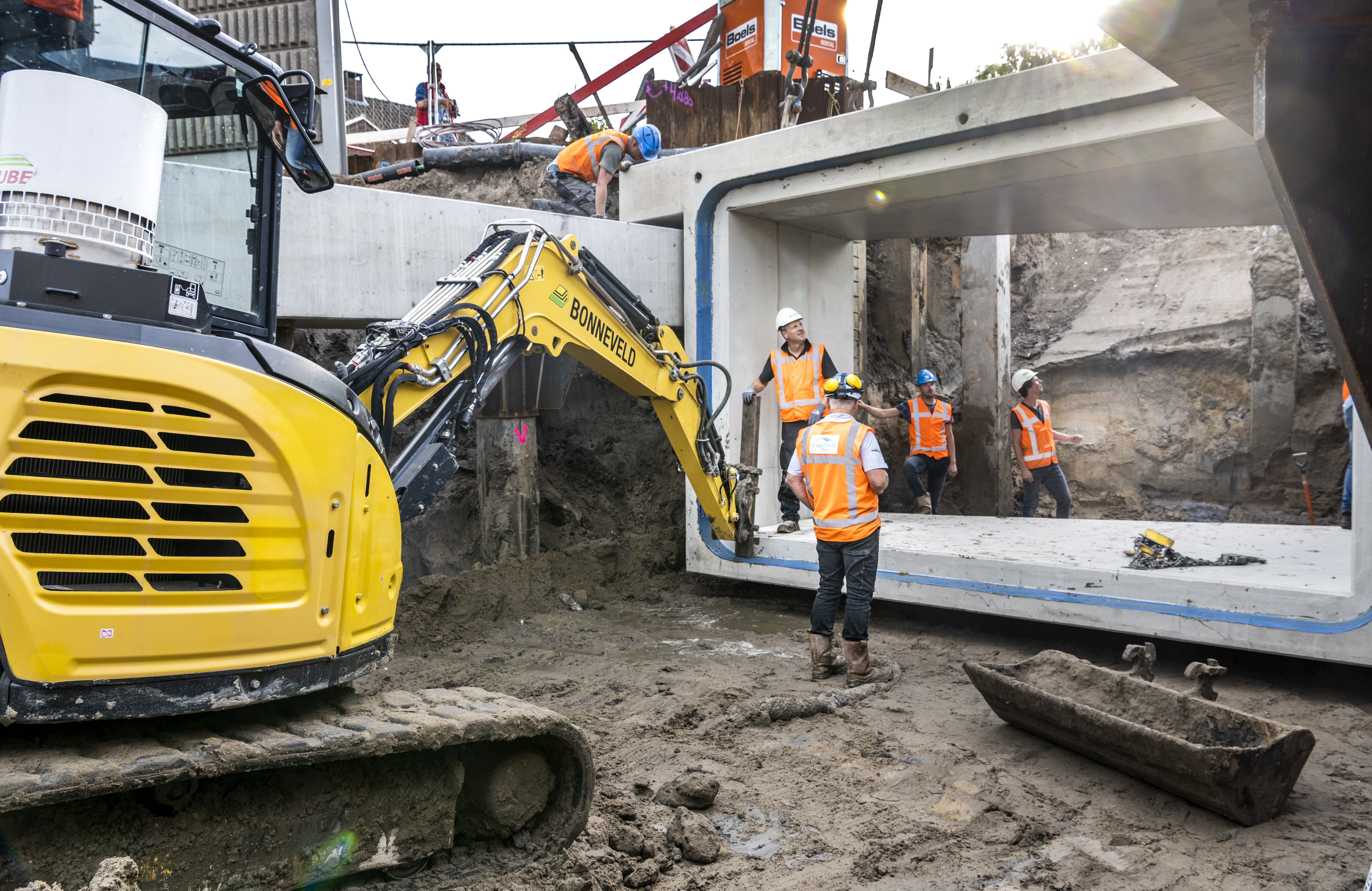 De betonelementen worden één voor één op hun definitieve plek gehesen