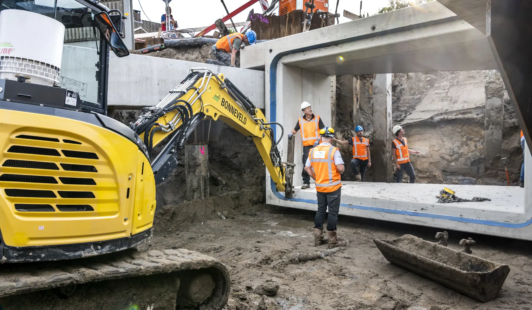 De betonelementen worden één voor één op hun definitieve plek gehesen