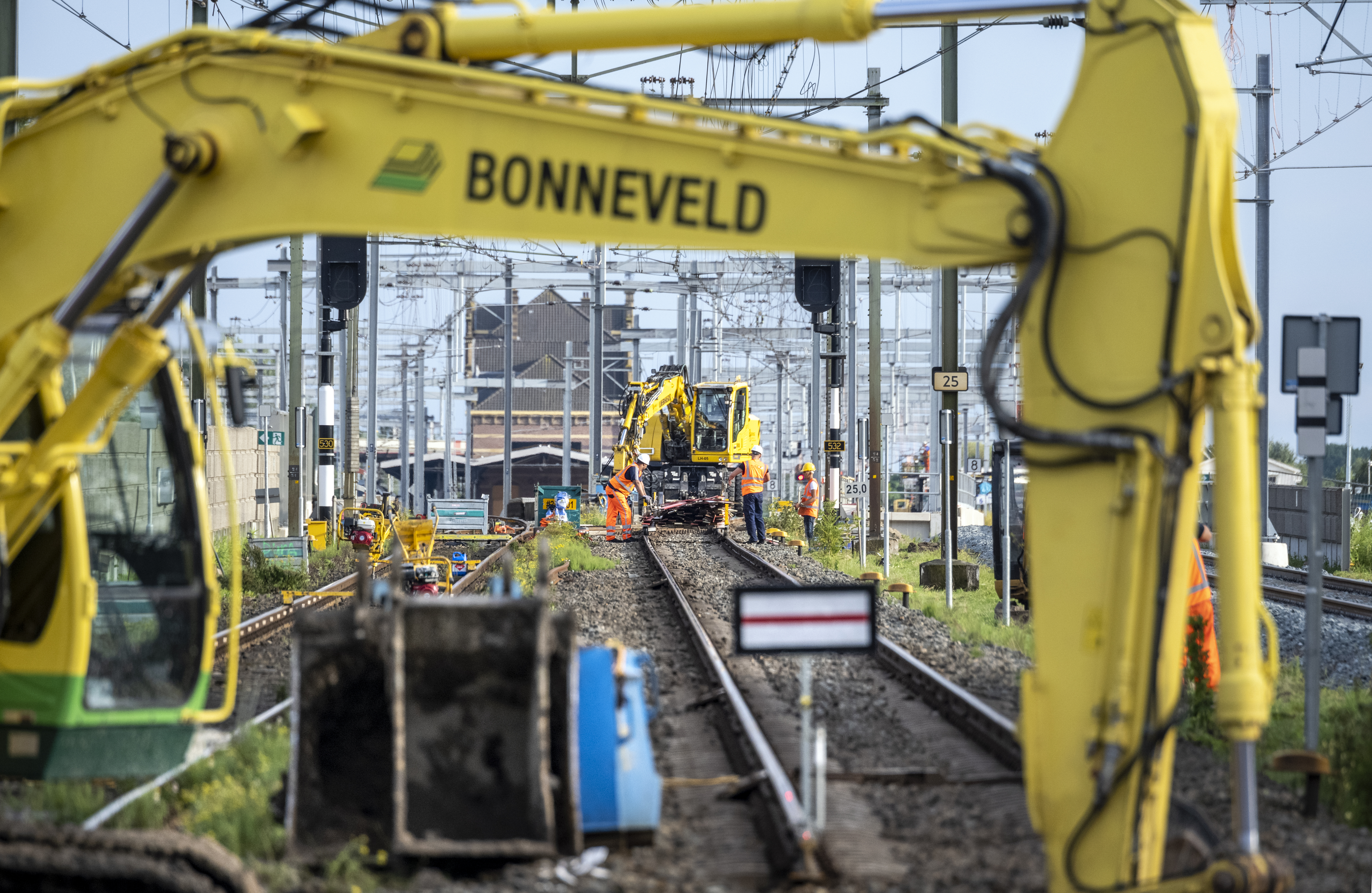 Doorkijk vanaf de werkzaamheden Nieuwsteeg Tricht naar station Geldermalsen