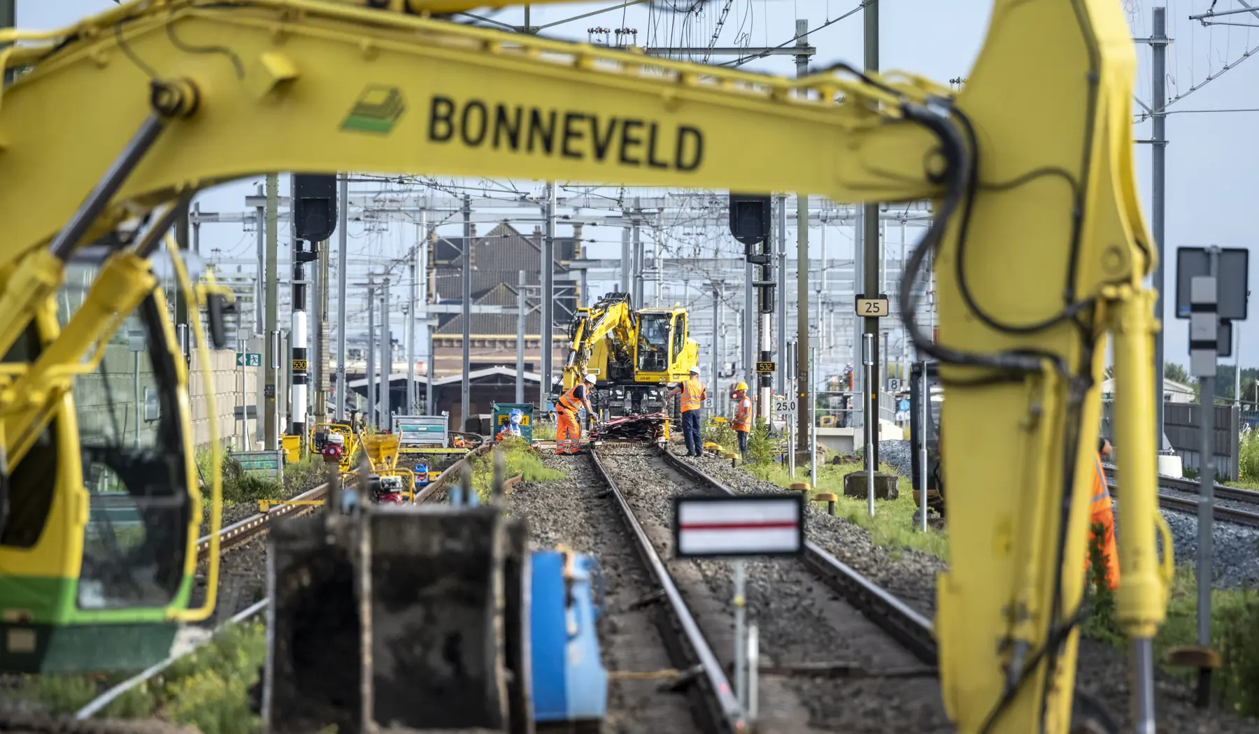 Doorkijk vanaf de werkzaamheden Nieuwsteeg Tricht naar station Geldermalsen