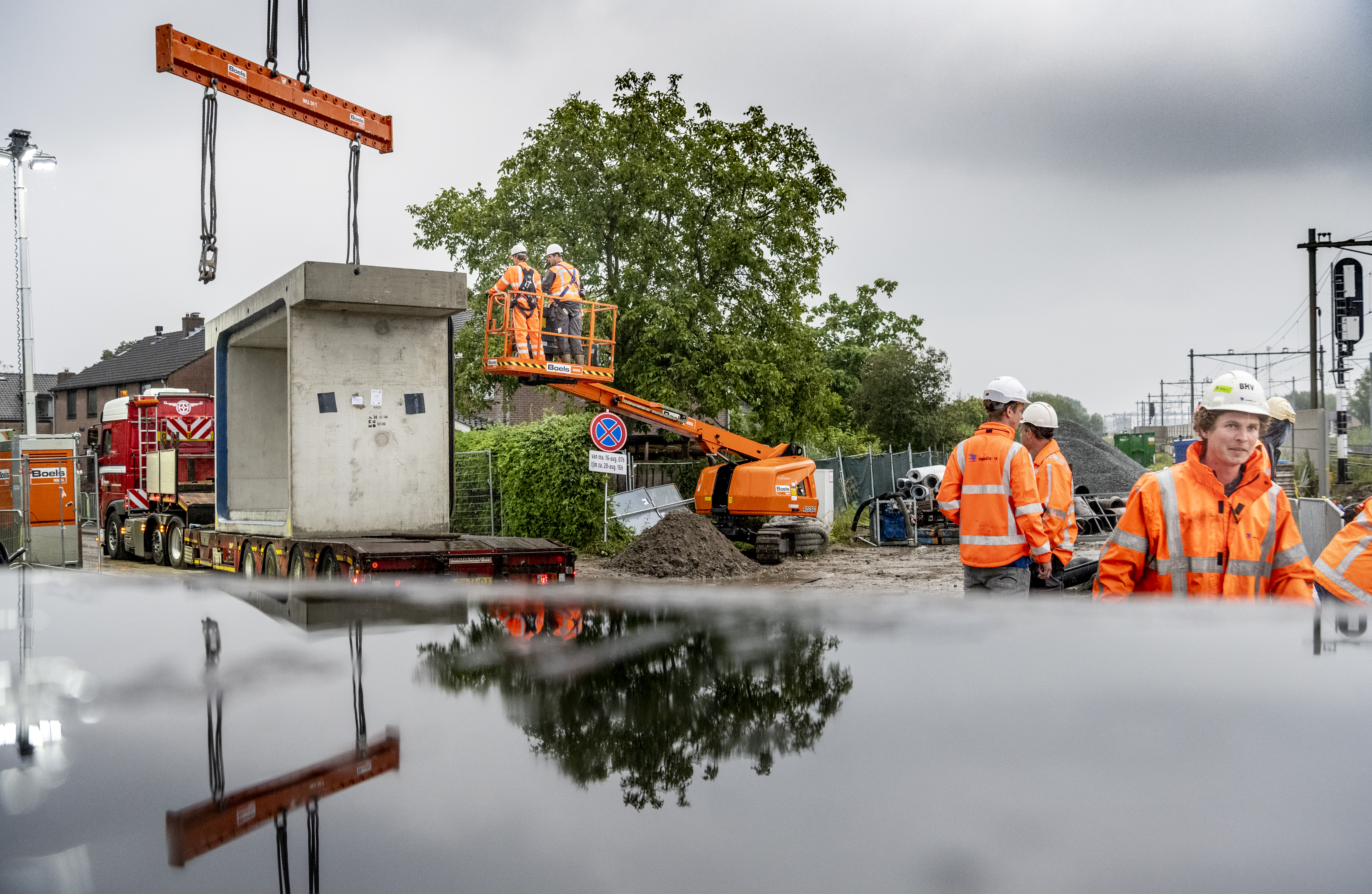 Een enorme hijskraan met een maximaal hijsgewicht van 60.000 kilo hijst de betonelementen op hun plek