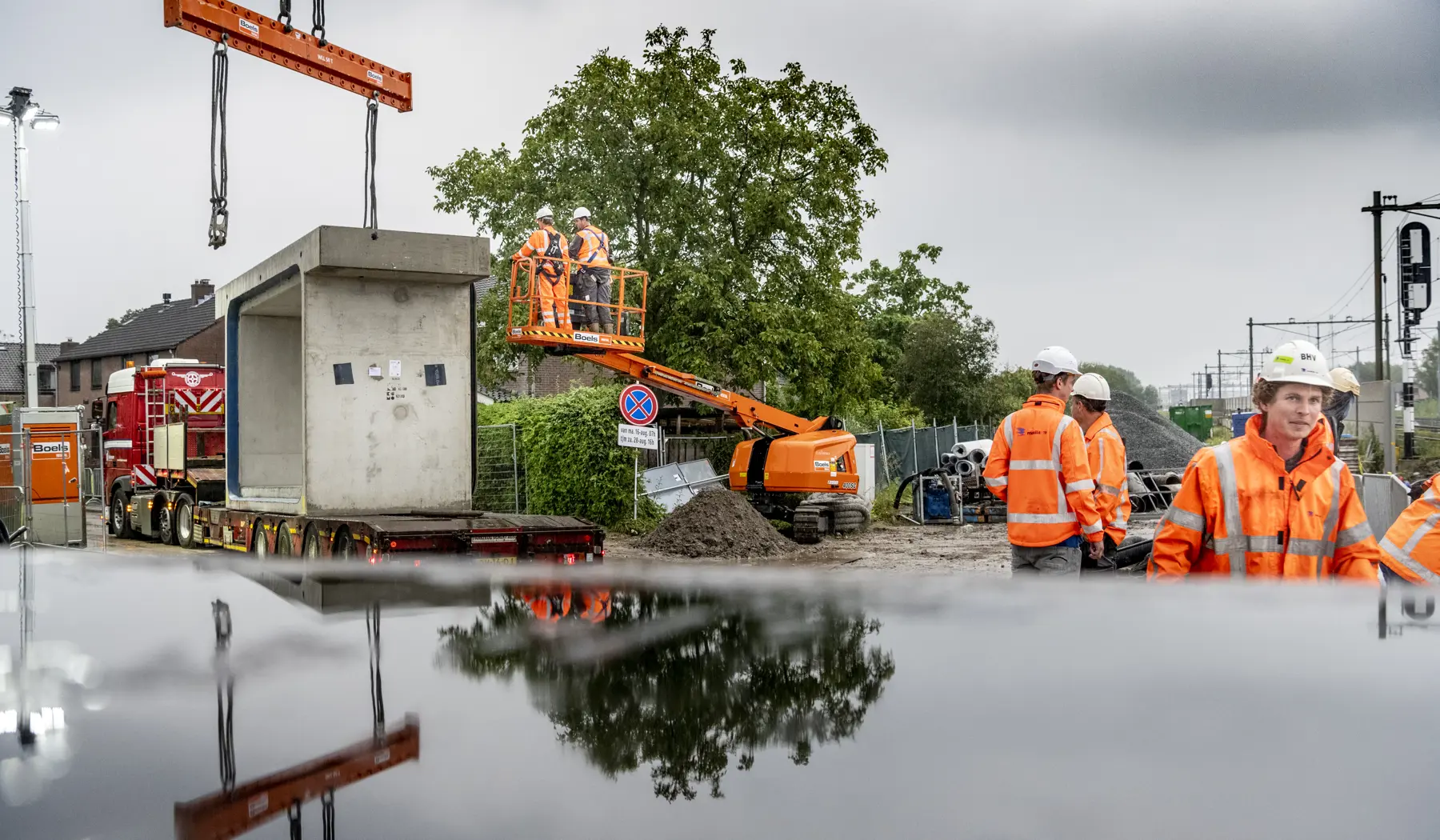 Een enorme hijskraan met een maximaal hijsgewicht van 60.000 kilo hijst de betonelementen op hun plek
