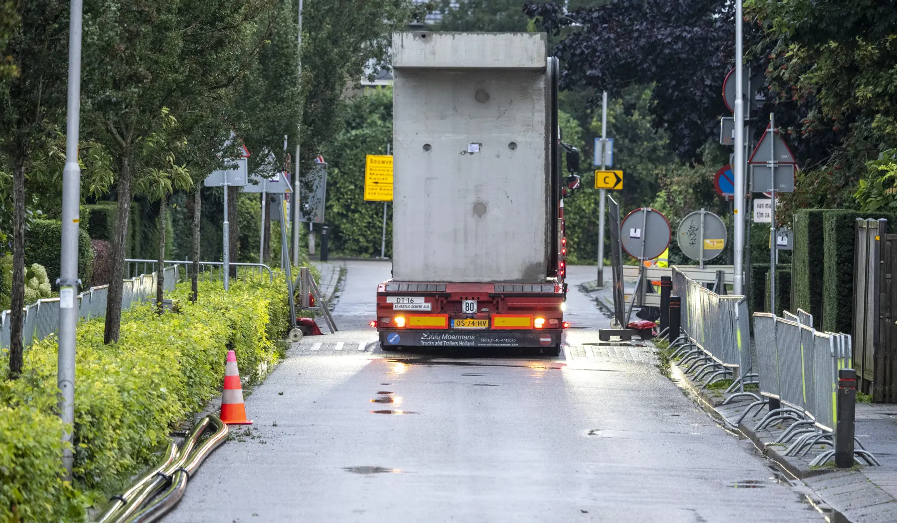 Vrachtwagens rijden de betonelementen één voor één Tricht binnen naar de hijskraan
