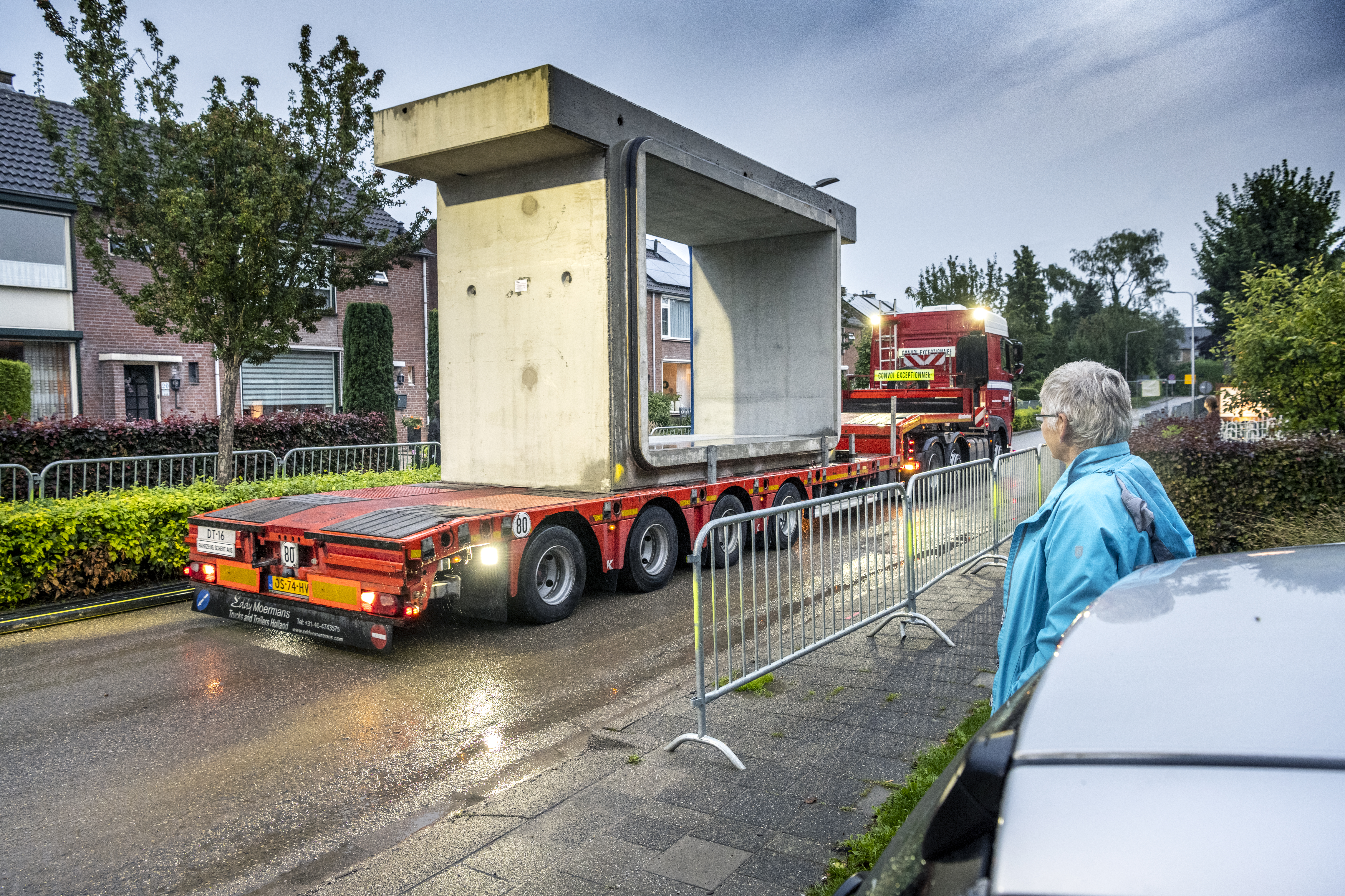 Vrachtwagens rijden de betonelementen één voor één Tricht binnen naar de hijskraan