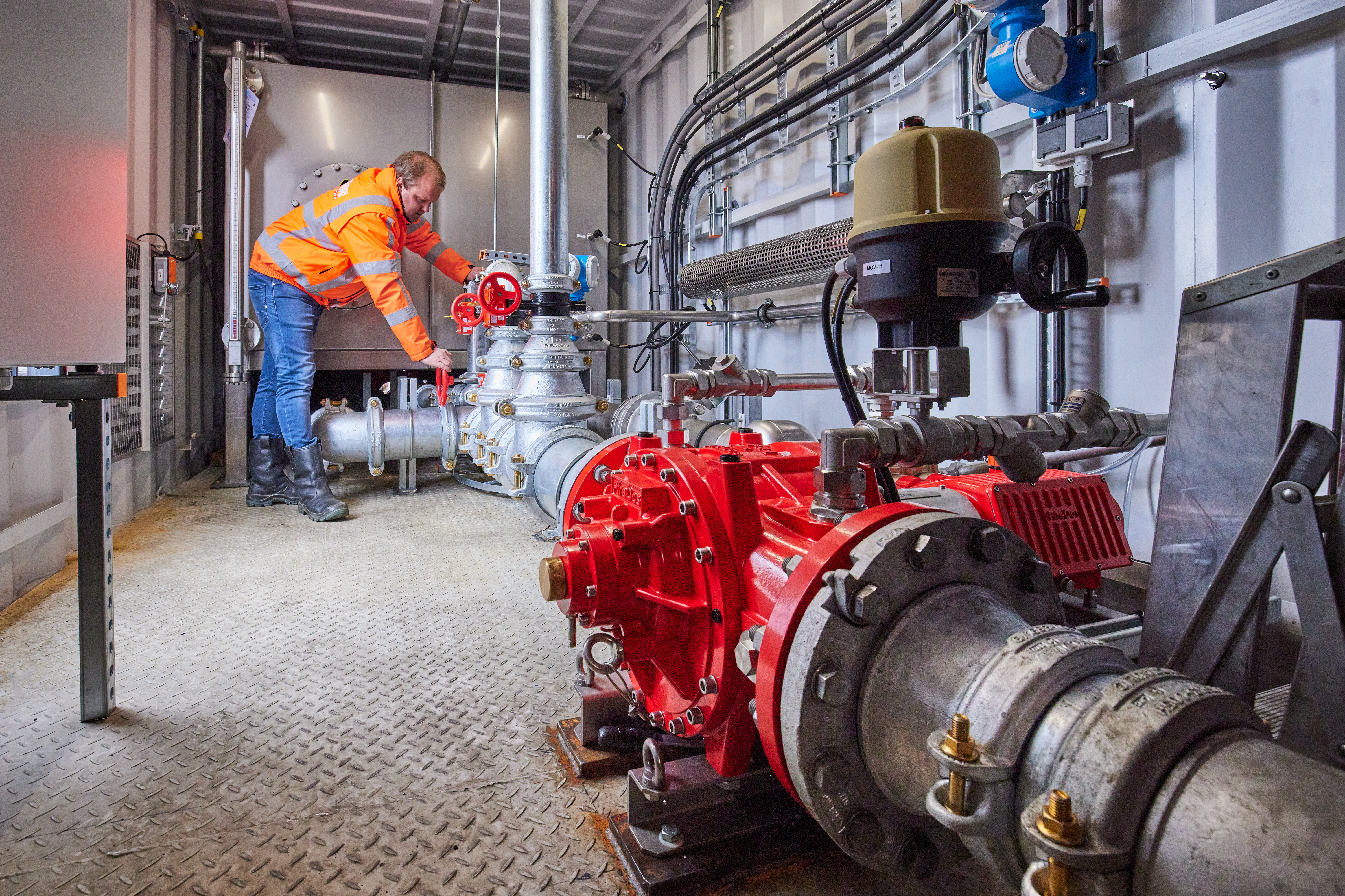 Een kijkje in in de wagon met blusmateriaal
