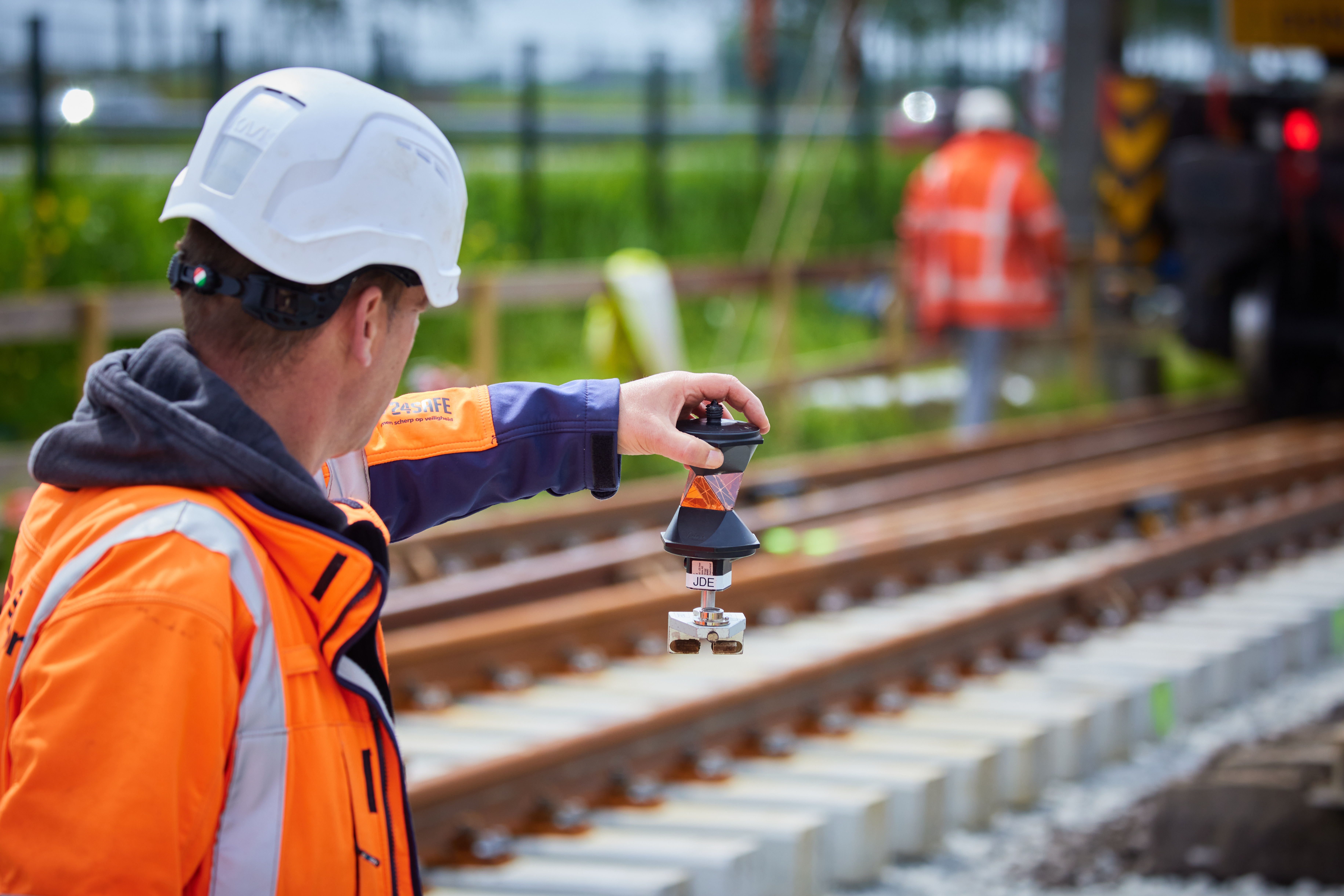 Met behulp van een prisma en een Total-Station worden de wissels exact op de juiste positie gelegd