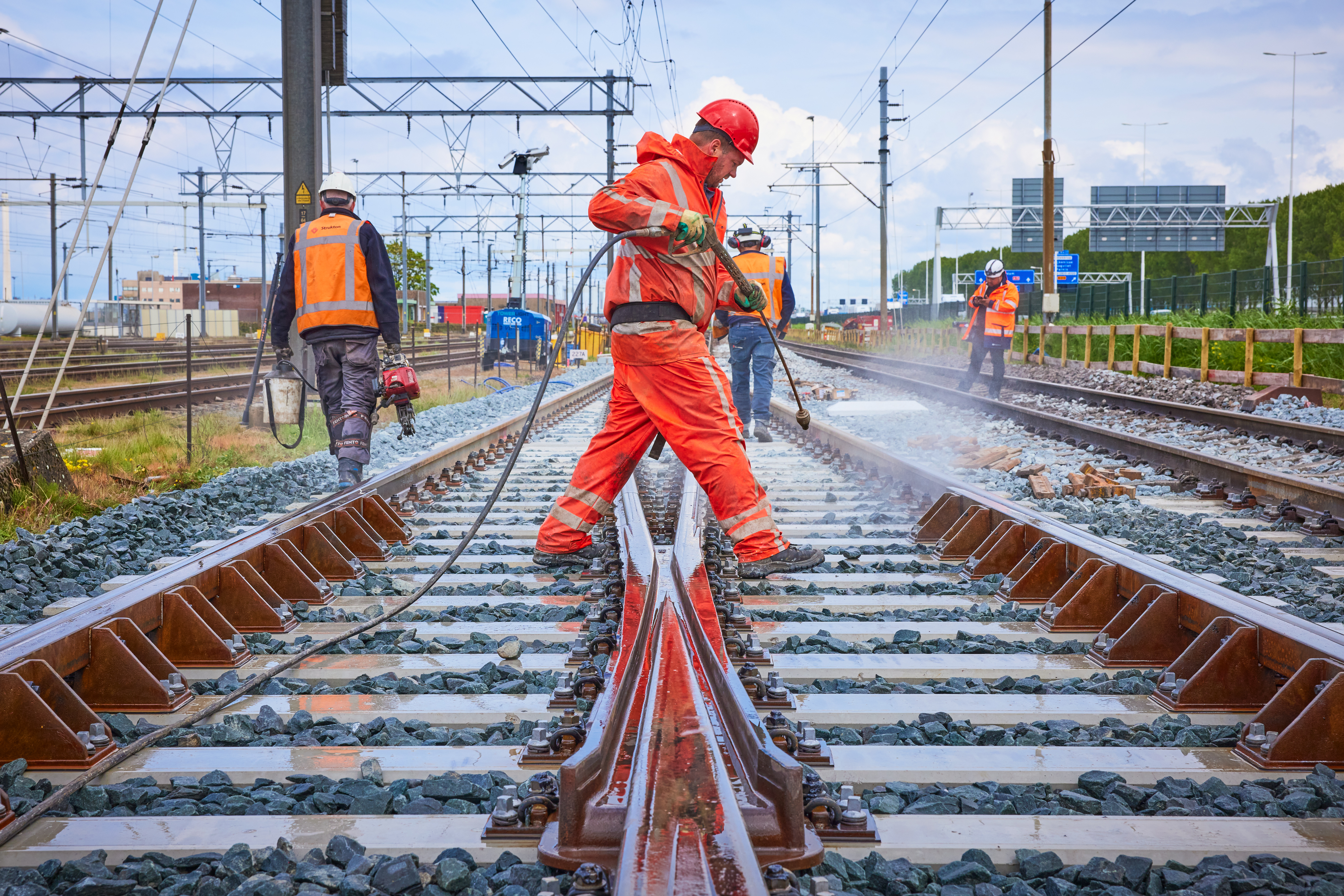 De nieuwe ballast wordt nat gemaakt om stofvorming te voorkomen