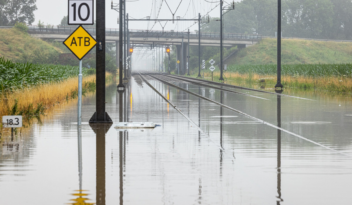 Wateroverlast op het spoor in Limburg richting de Belgische grens