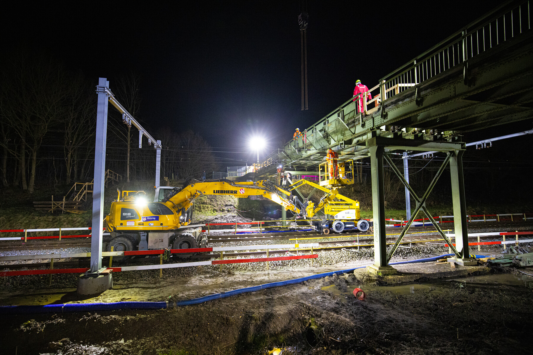 De oude spoorbrug wordt ontmanteld