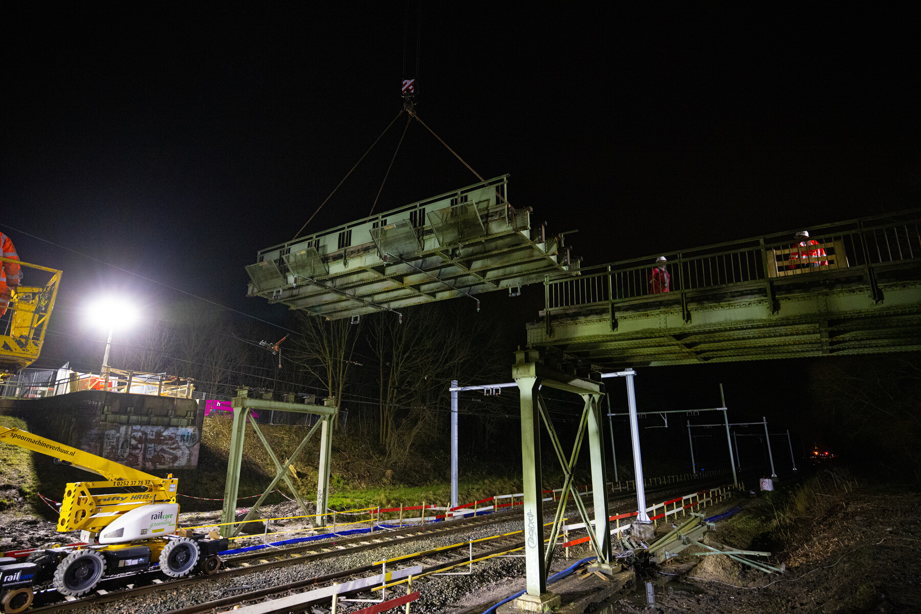 De brugdelen worden weggetakeld