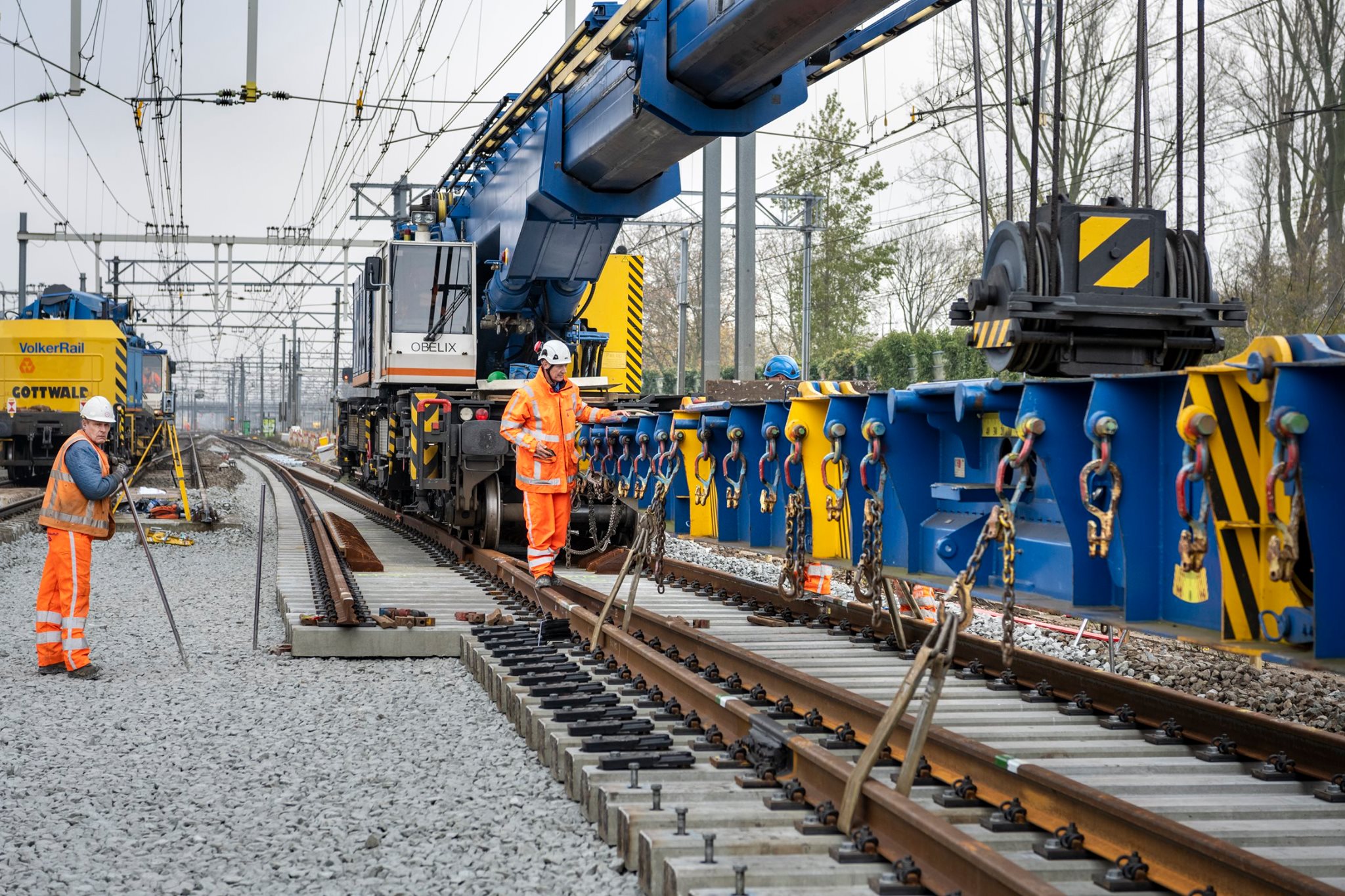 De nieuwe wissels worden neergelegd.