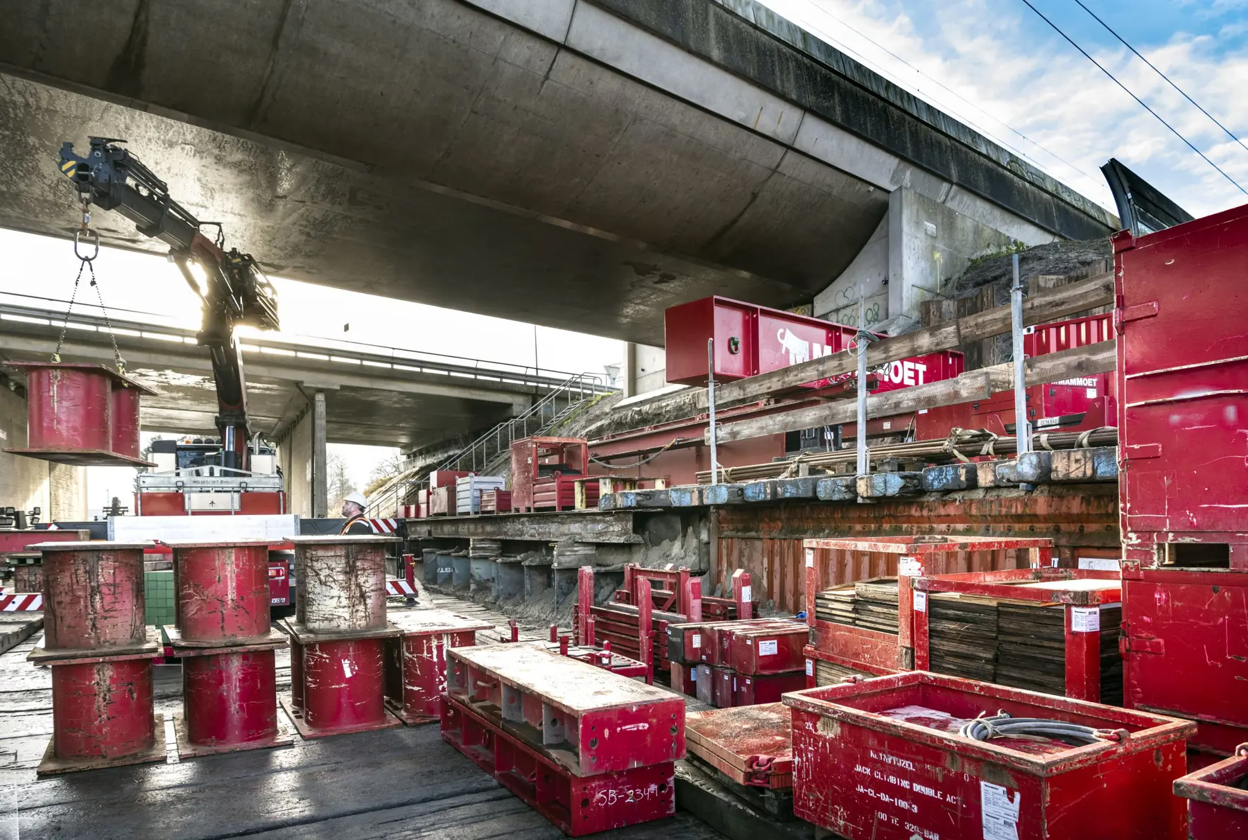 Begin januari tillen we het dek millimeters op, zodat de constructie goede ondersteuning kan bieden aan het viaduct