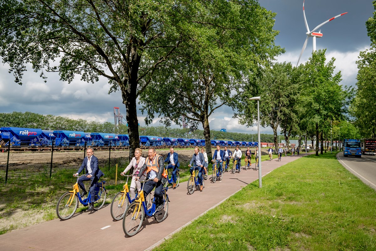 Genodigden fietsen naar het windpark aan de Nieuwe Hemweg