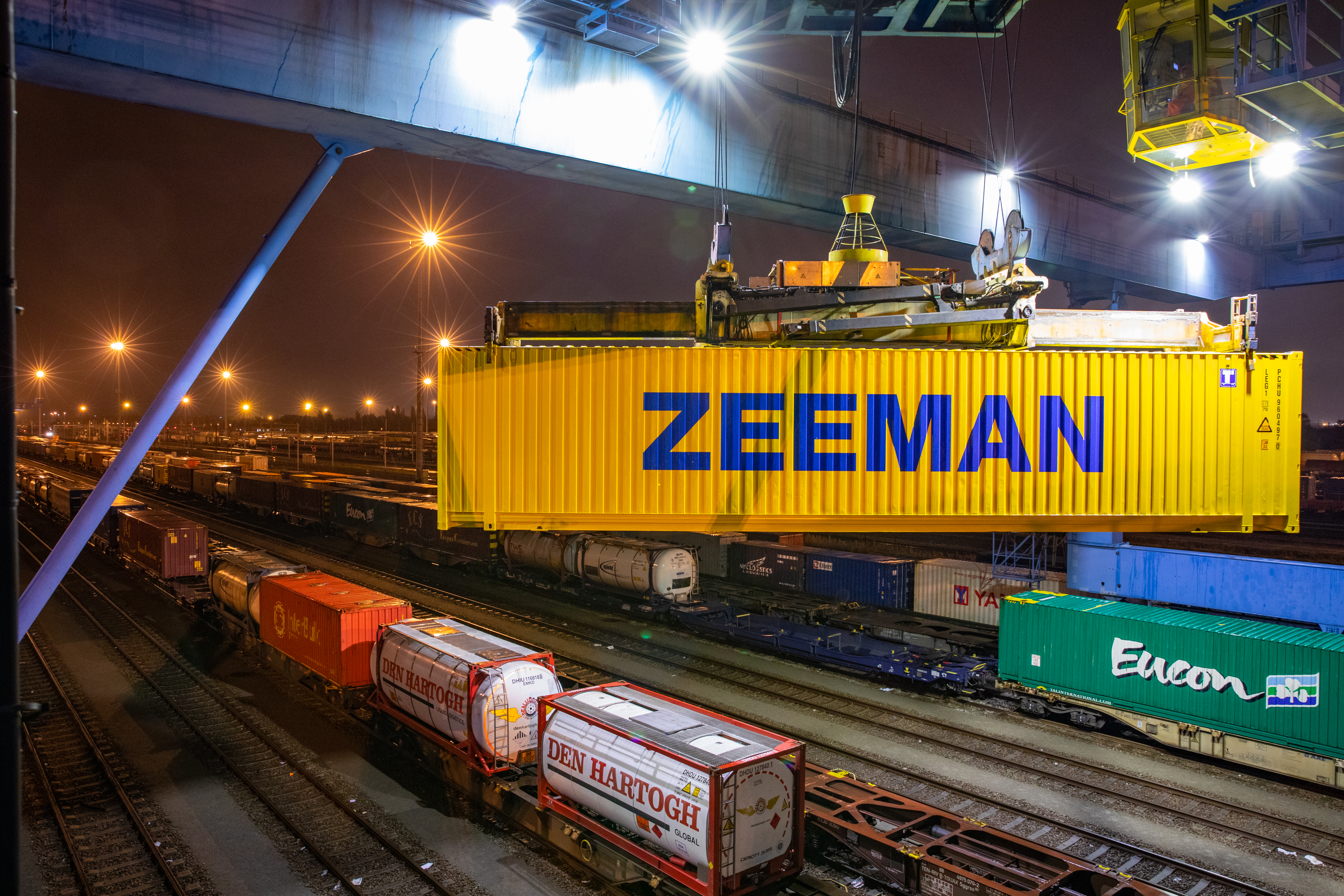 De container met goederen wordt op de trein gezet