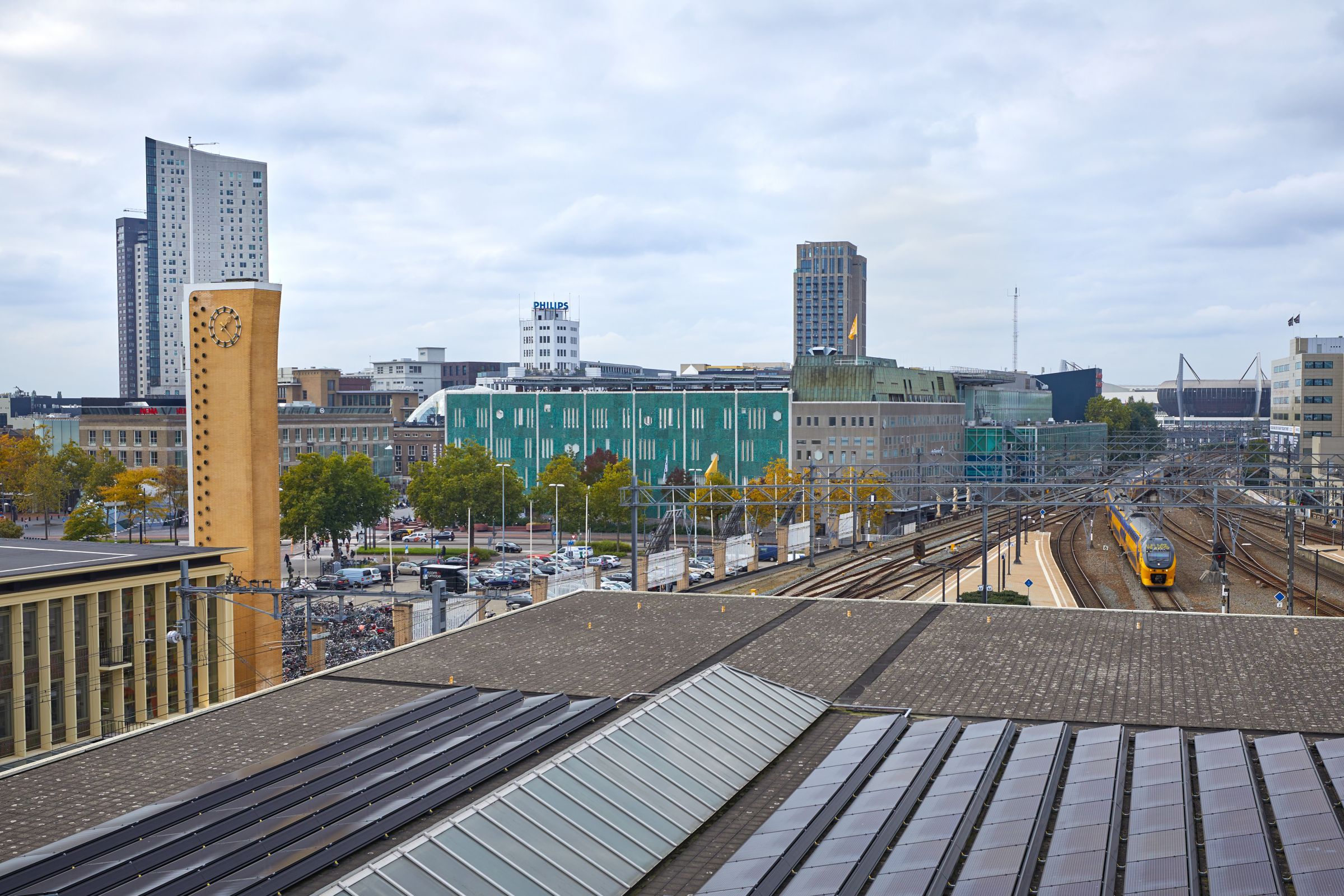 Zonnepanelen op stations