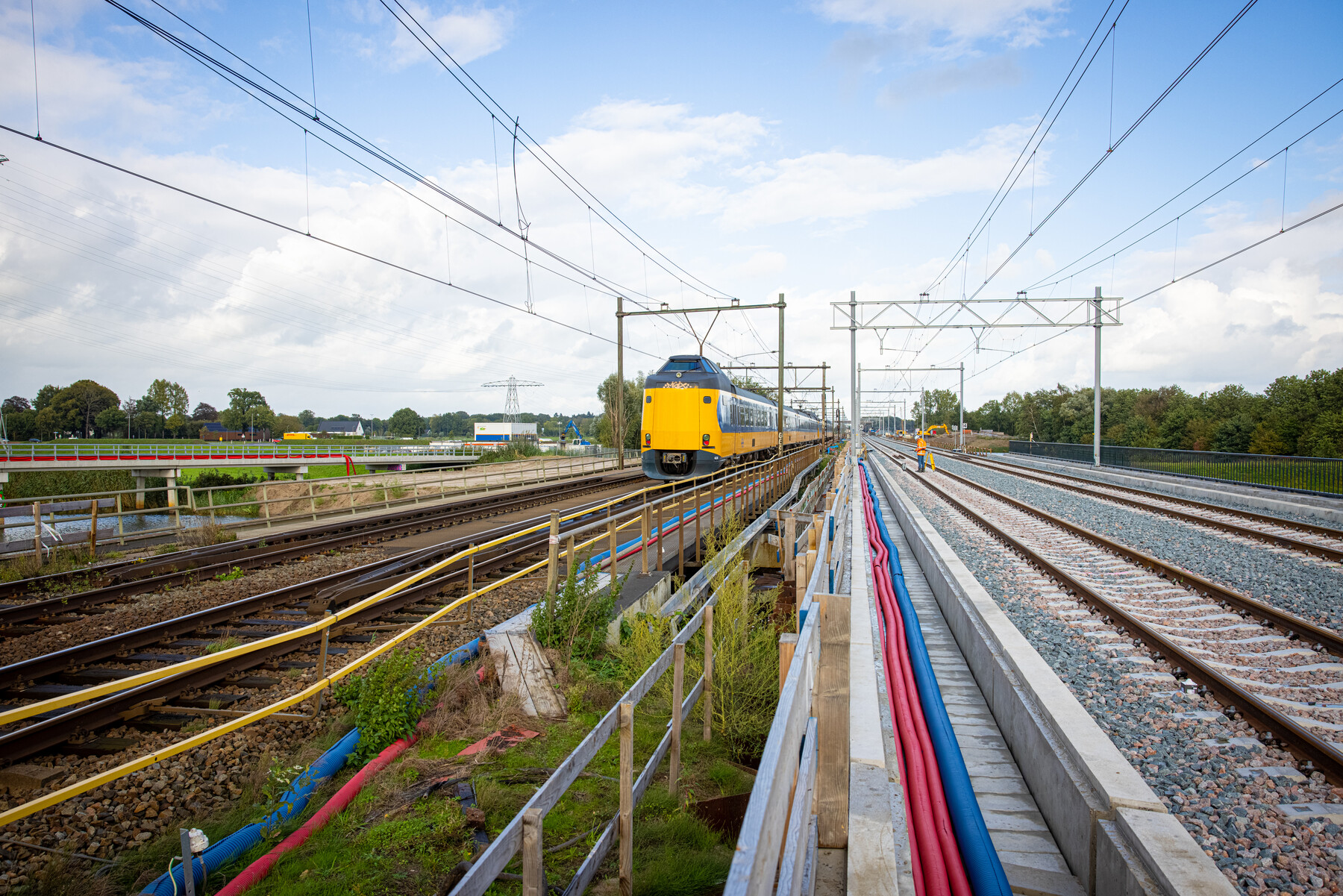 Om ruimte te maken voor de twee extra sporen, bouwden we afgelopen jaar op het traject nieuwe viaducten over weg en water. Naast de oude stalen bruggen over de Nieuwe en Zalnese Wetering zijn nieuwe betonnen bruggen gebouwd.