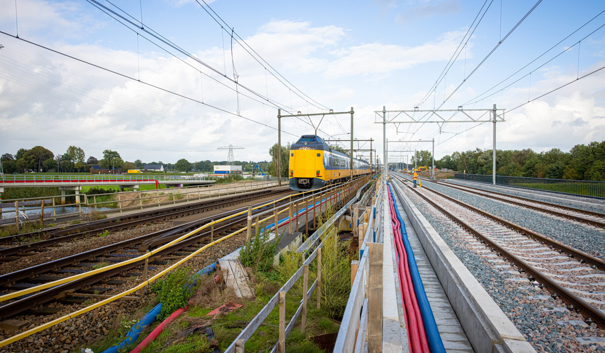 Om ruimte te maken voor de twee extra sporen, bouwden we afgelopen jaar op het traject nieuwe viaducten over weg en water. Naast de oude stalen bruggen over de Nieuwe en Zalnese Wetering zijn nieuwe betonnen bruggen gebouwd.