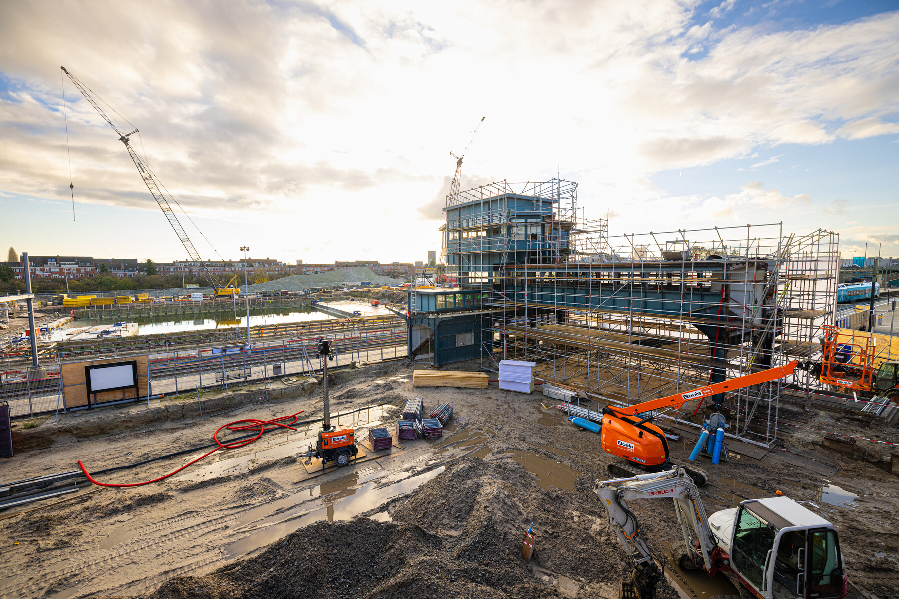  De bouwplaats op het station met het seinhuis in de steigers. 