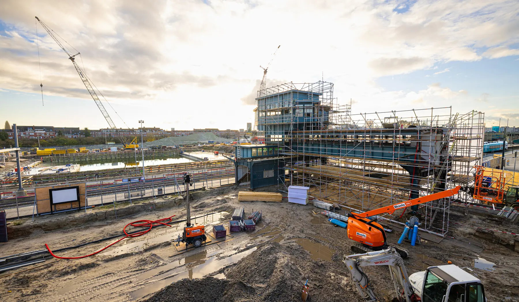 De bouwplaats op het station met het seinhuis in de steigers.