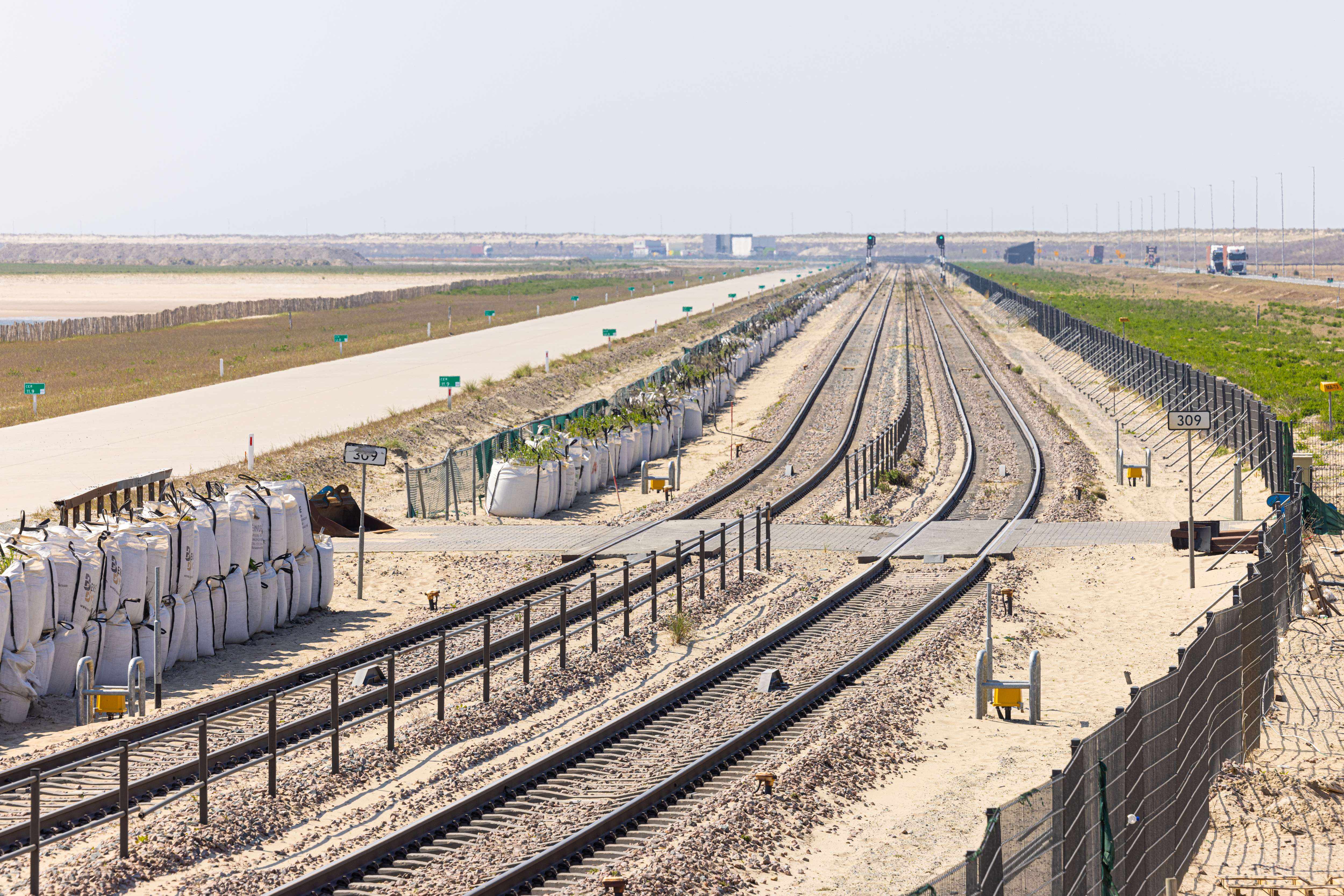 Bovenaanzicht computerkast en assen