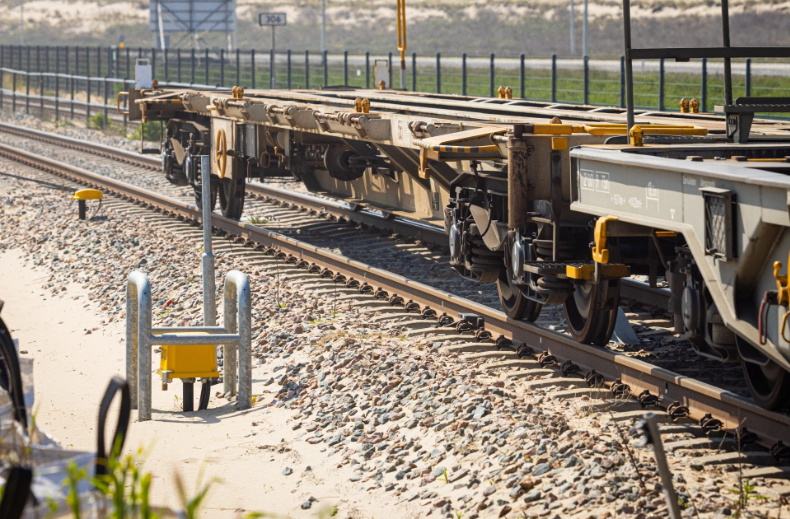 Elektrische aansluitkast langs de baan