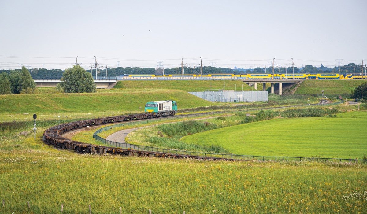 Goederentrein met lege containerwagens in Moerdijk