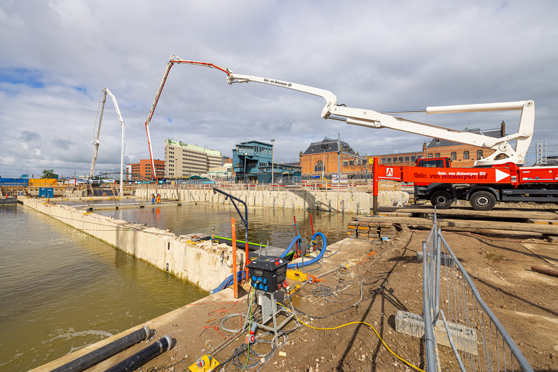 Het beton werd met twee machines gestort. Het beton gaat via de lange buis het water in