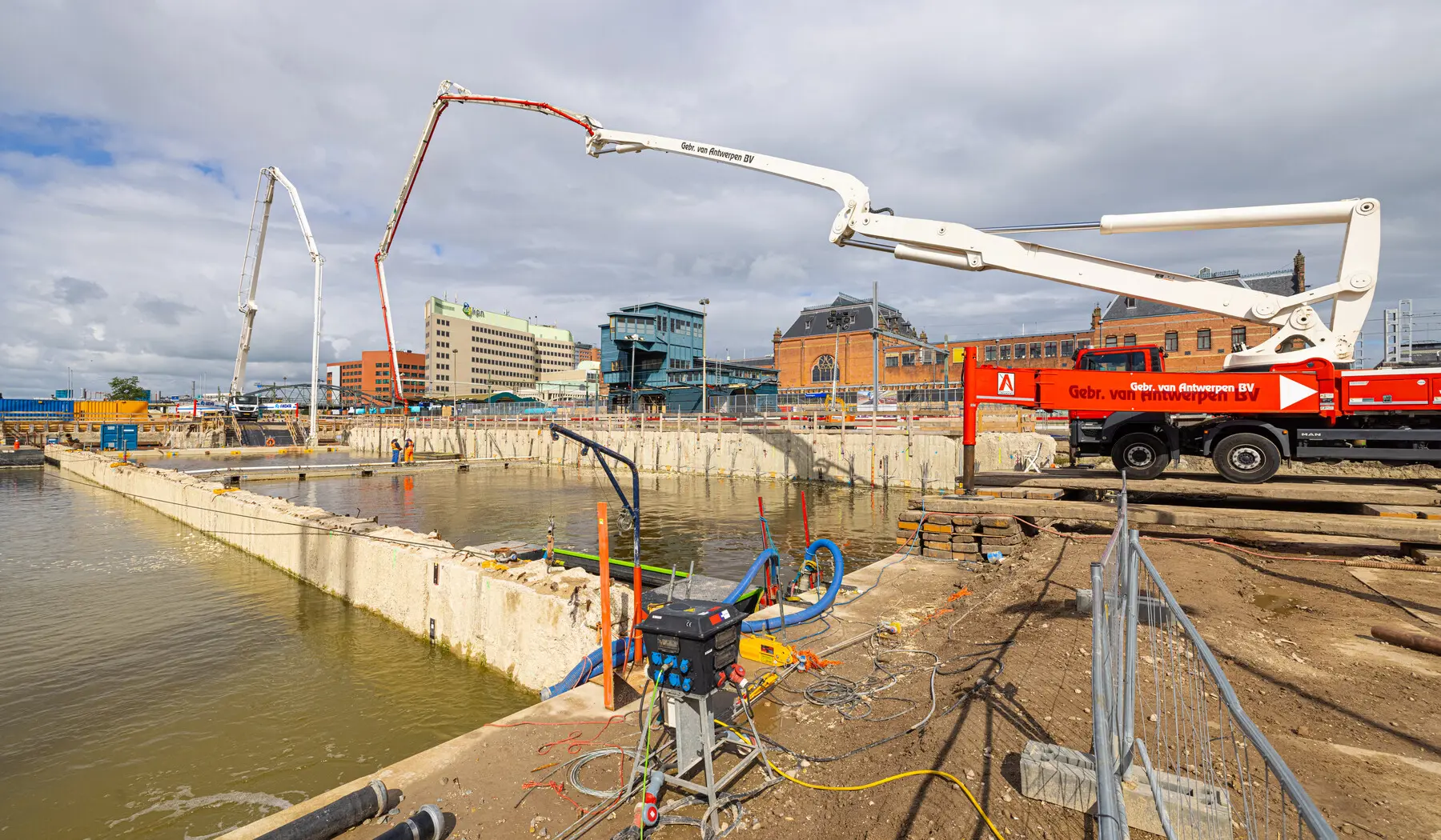 Het beton werd met twee machines gestort. Het beton gaat via de lange buis het water in