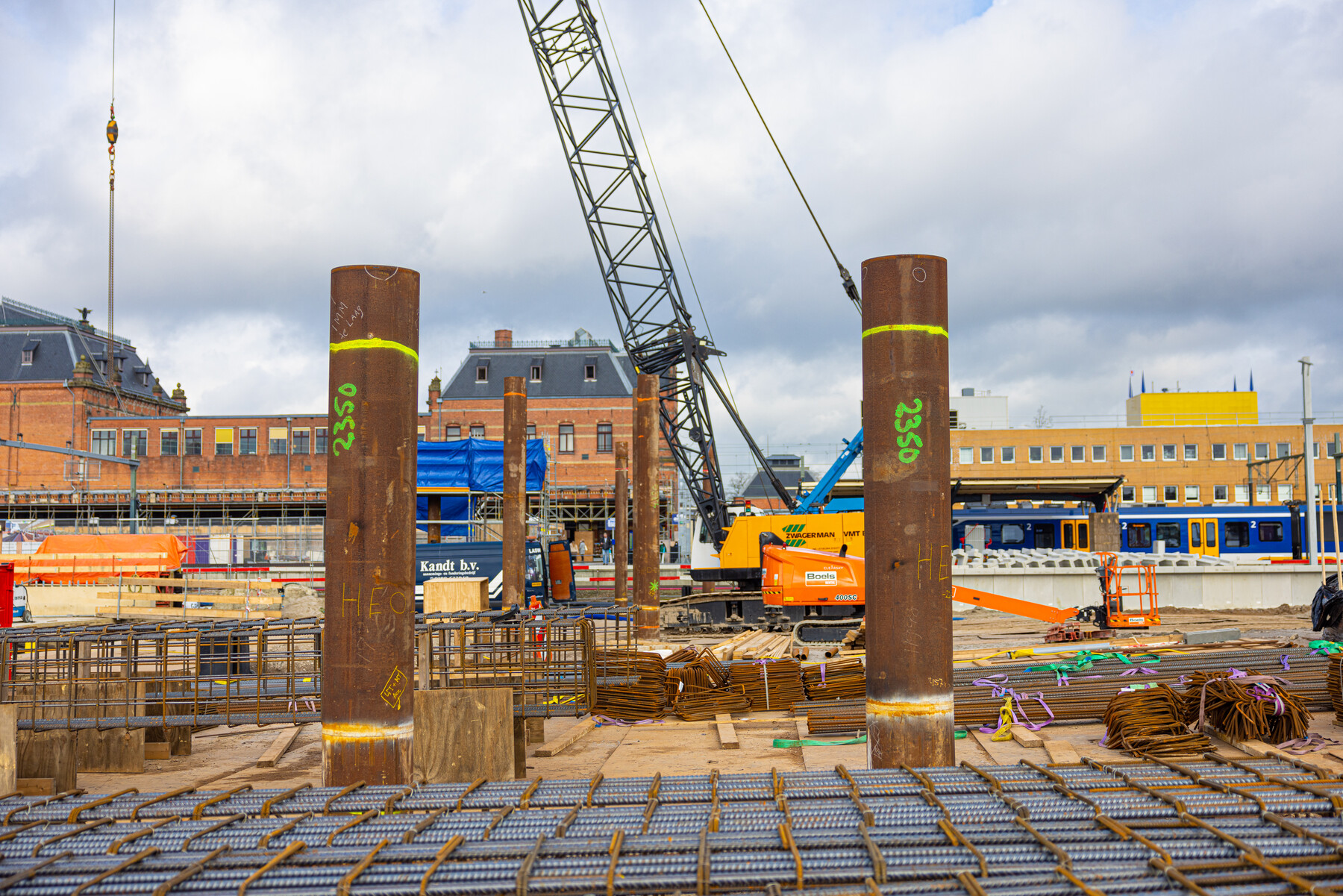 De palen van de toekomstige hulpbrug aan de zuidzijde 
