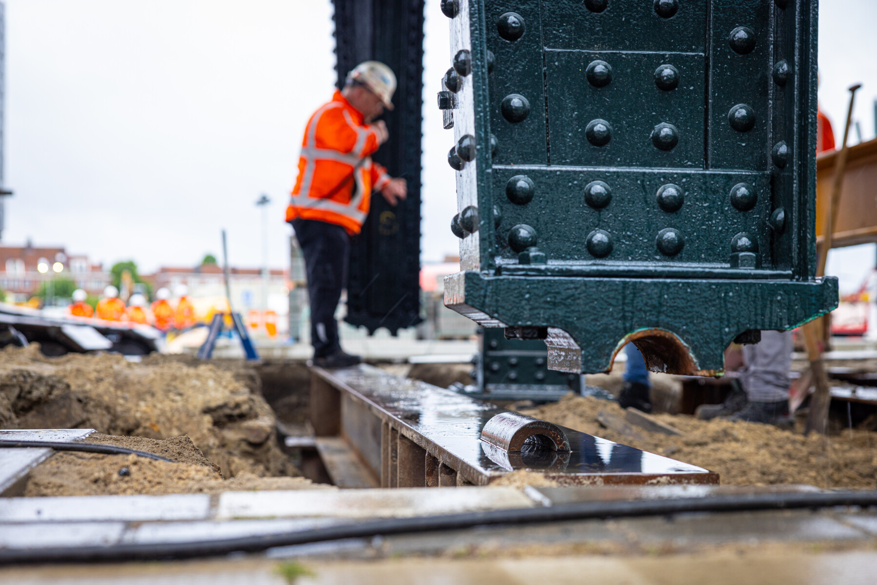 De passerelle bijna op zijn plek