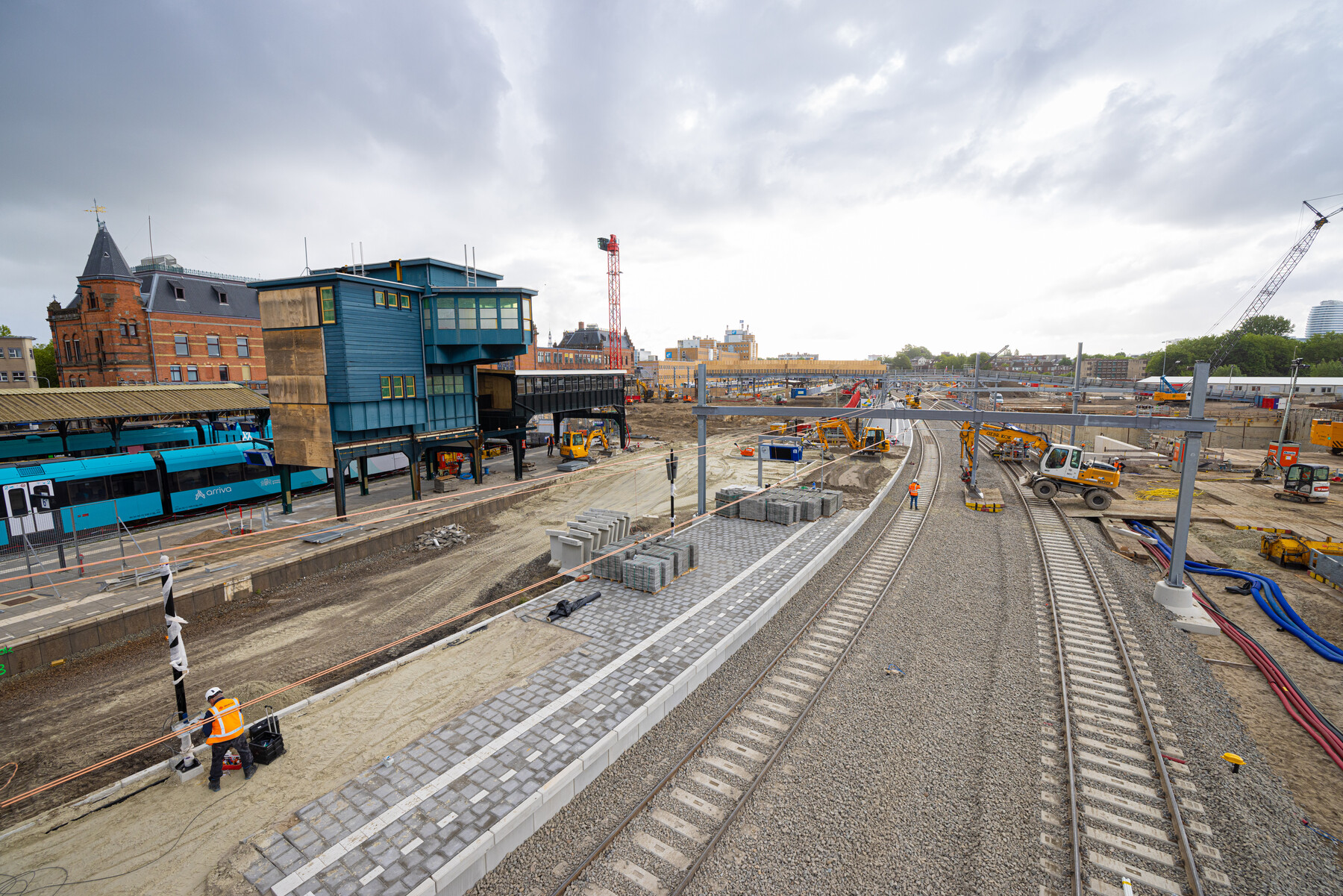 Werkzaamheden nieuwe perron en het seinhuis en passerelle links op hun nieuwe plek