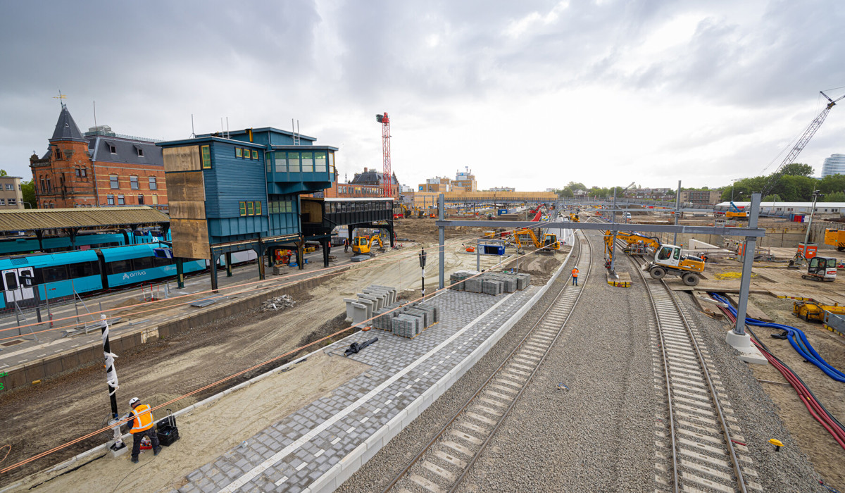 Werkzaamheden nieuwe perron en het seinhuis en passerelle links op hun nieuwe plek