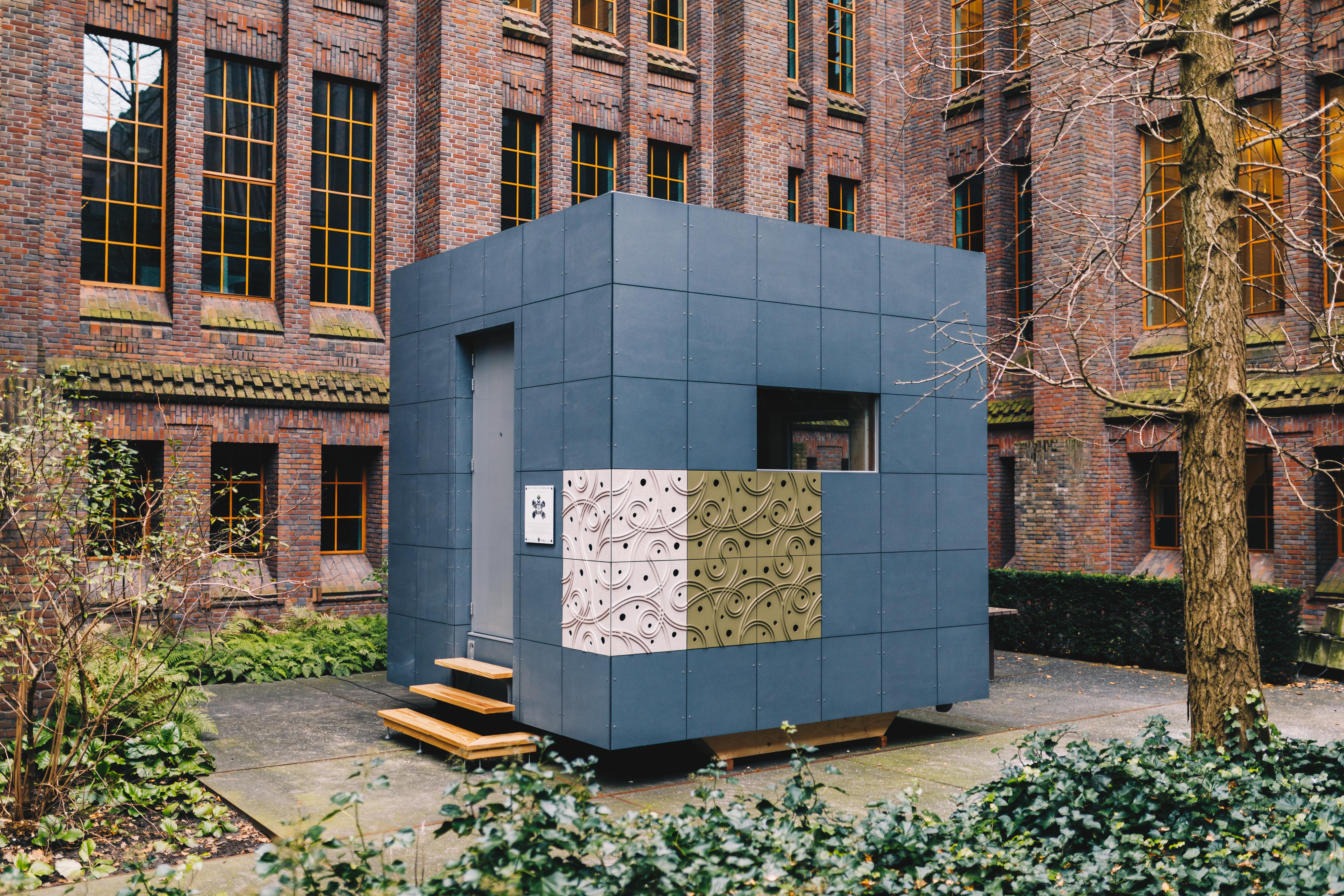 Dit prototype staat op de binnenplaats van het hoofdkantoor van ProRail