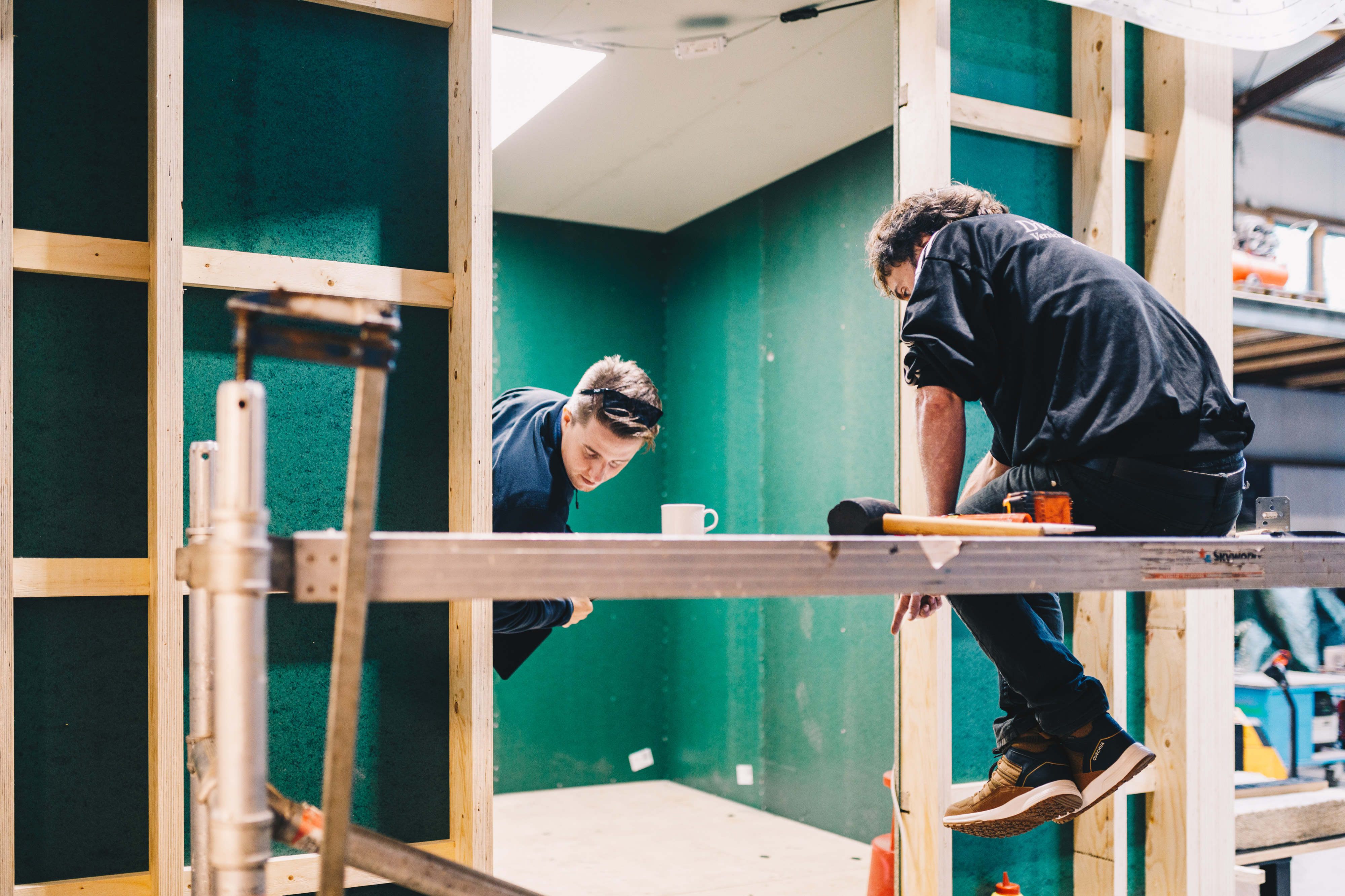 Het raamwerk van het circulaire gebouw wordt in elkaar gezet