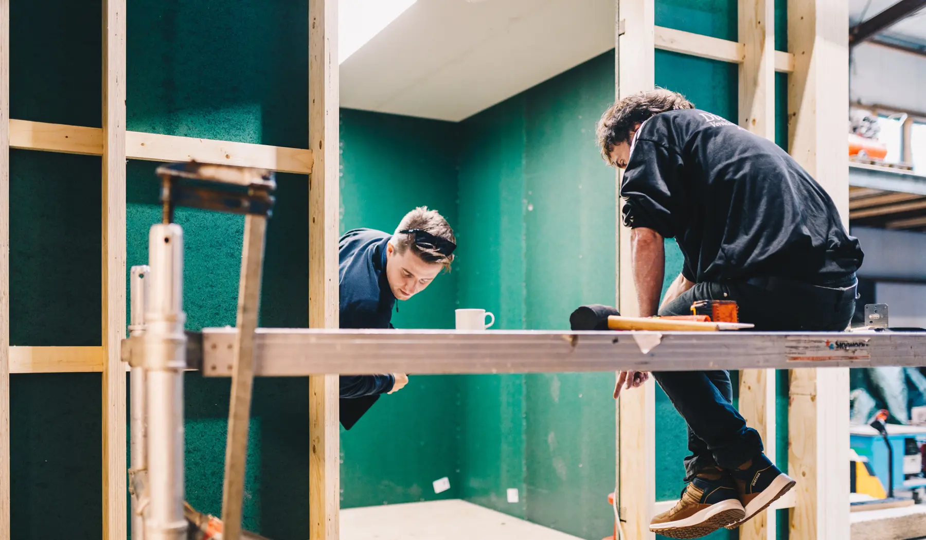 Het raamwerk van het circulaire gebouw wordt in elkaar gezet