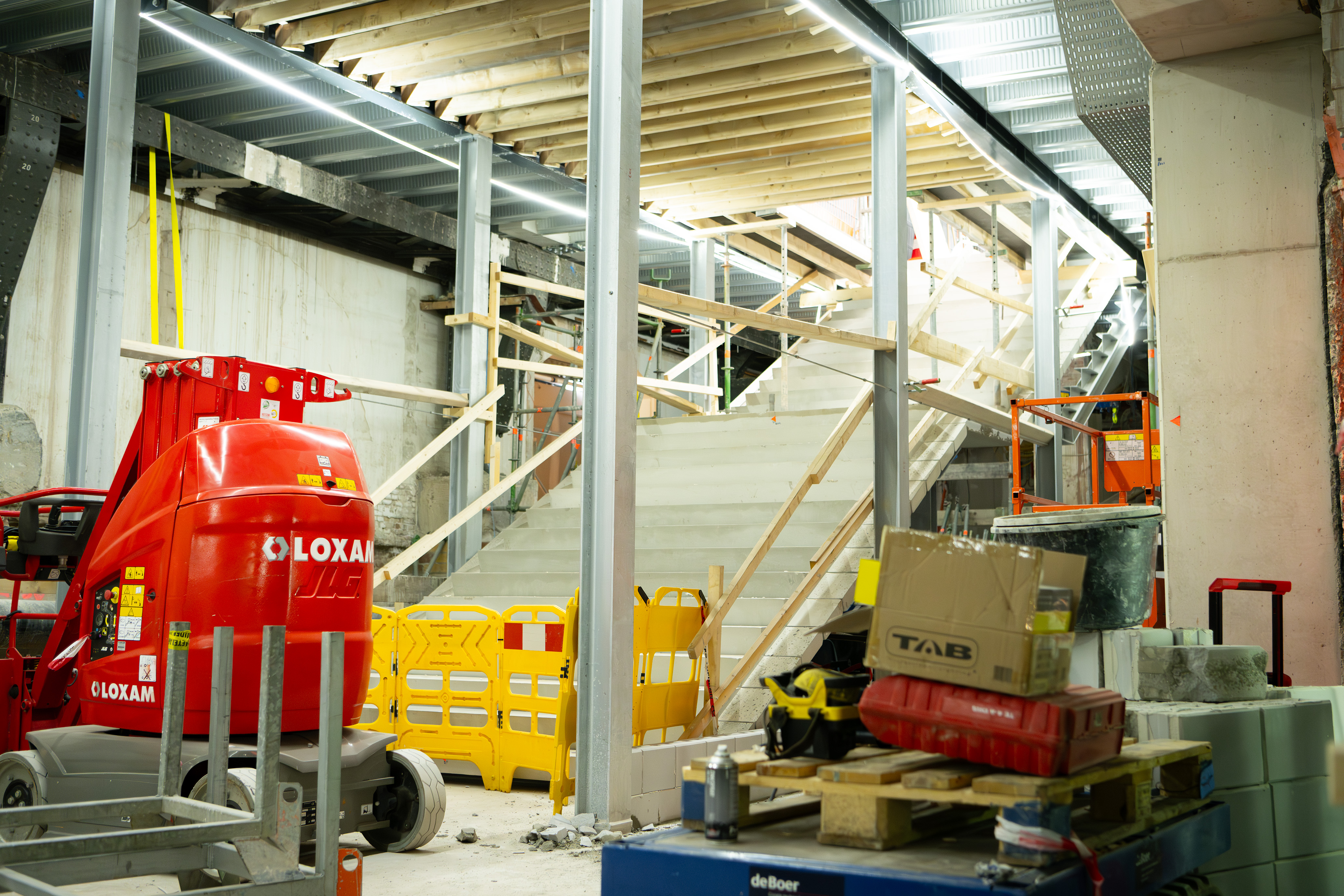 De trap vanuit westelijke reizigerstunnel naar het perron