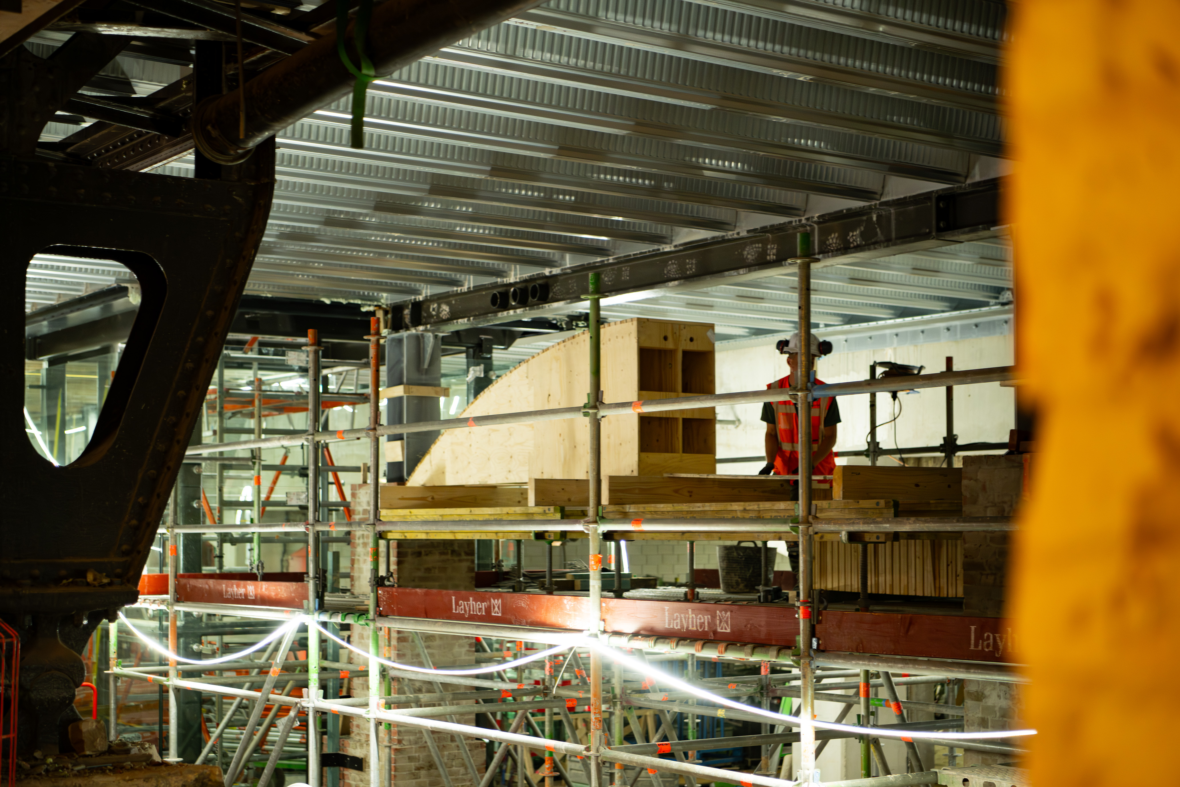 Om de bogen te bouwen wordt een houten ondersteuning geplaatst