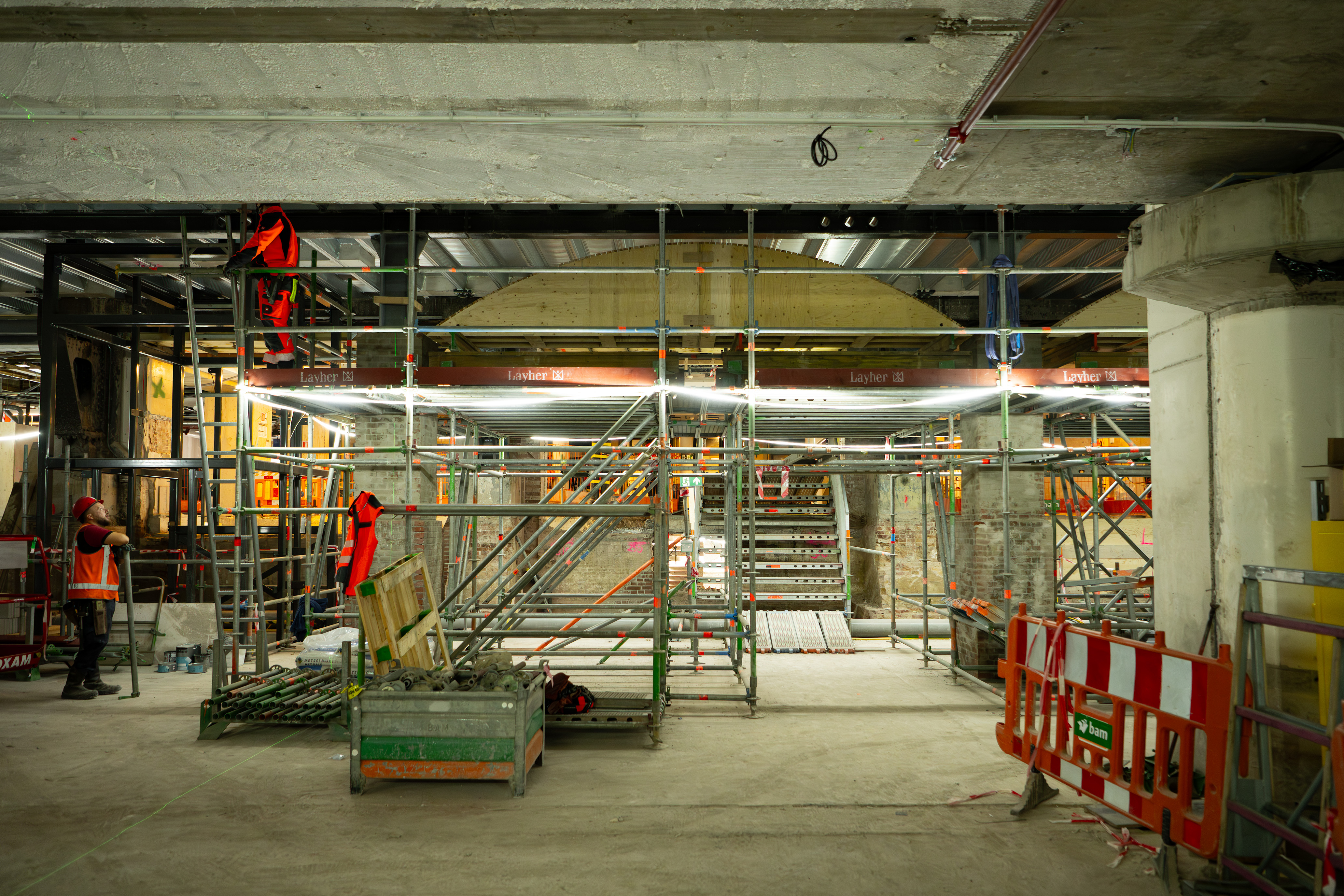 Vanuit de tunnel wordt de aansluiting op de entree van het stationsgebouw gemaakt, met links de liftkooi