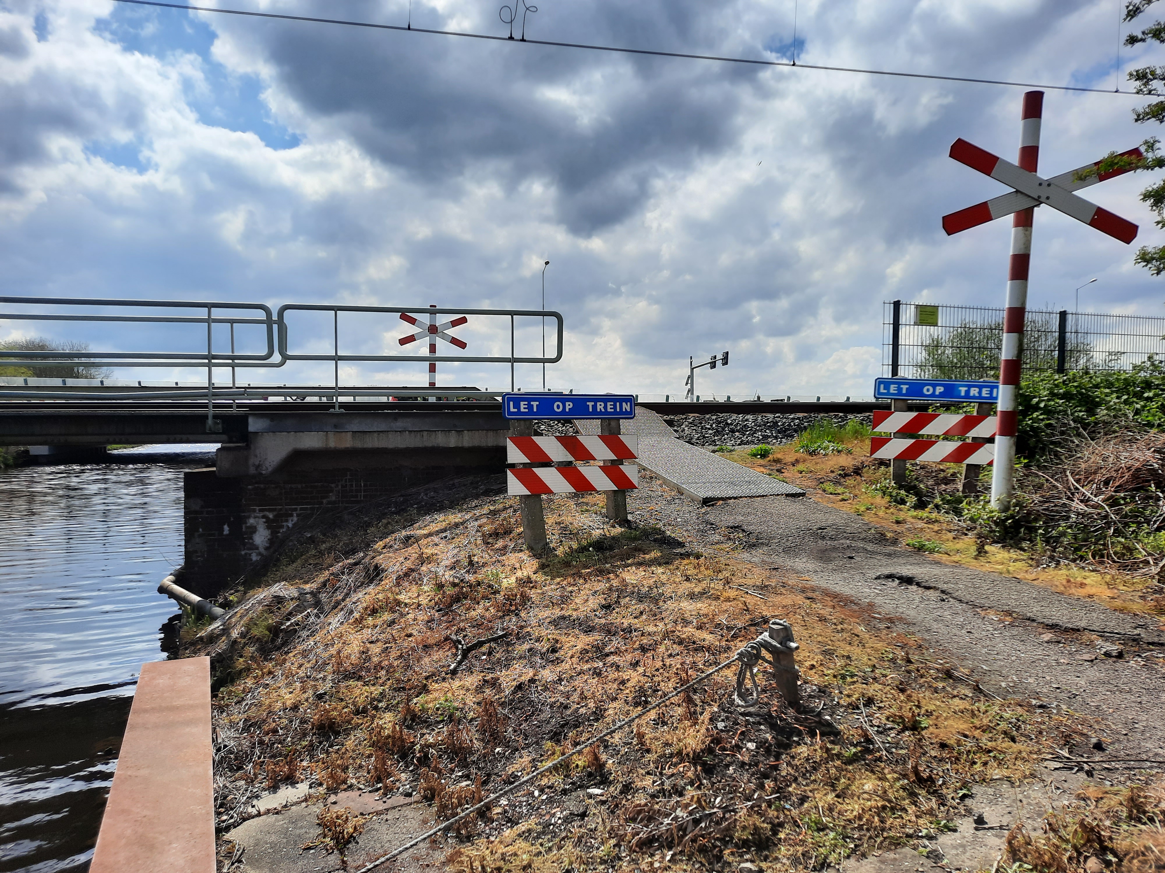 De niet actief beveiligde overweg op de Vlietkade
