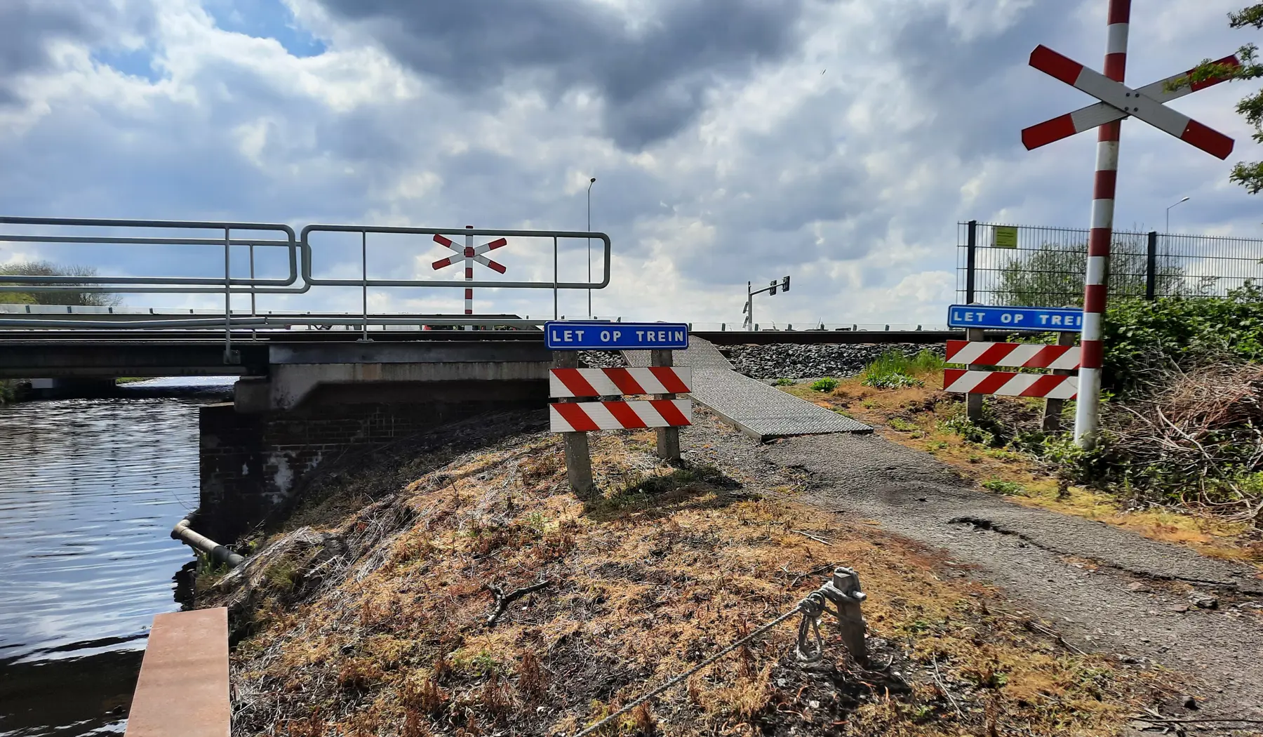 De niet actief beveiligde overweg op de Vlietkade