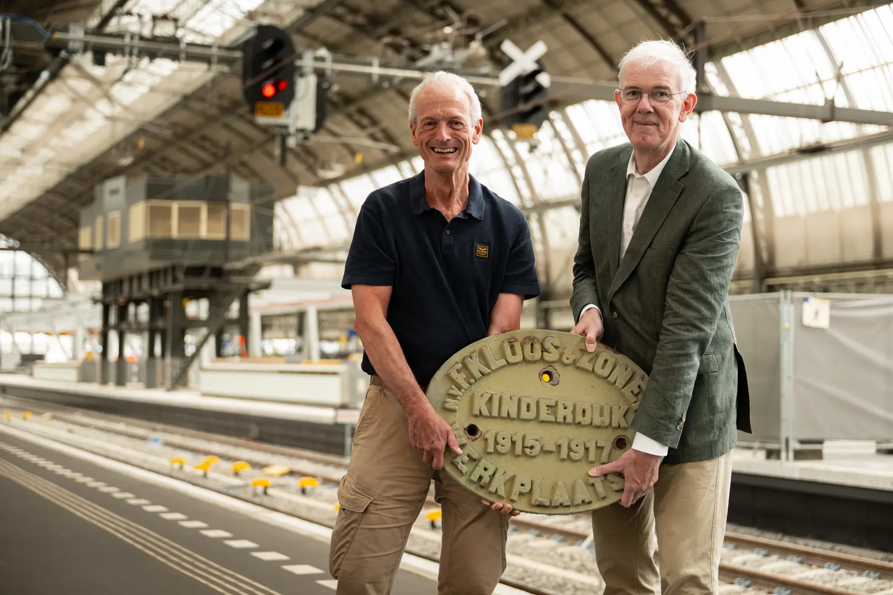 Luuk van Hengstum en Peter-Paul de Winter met de plaquette