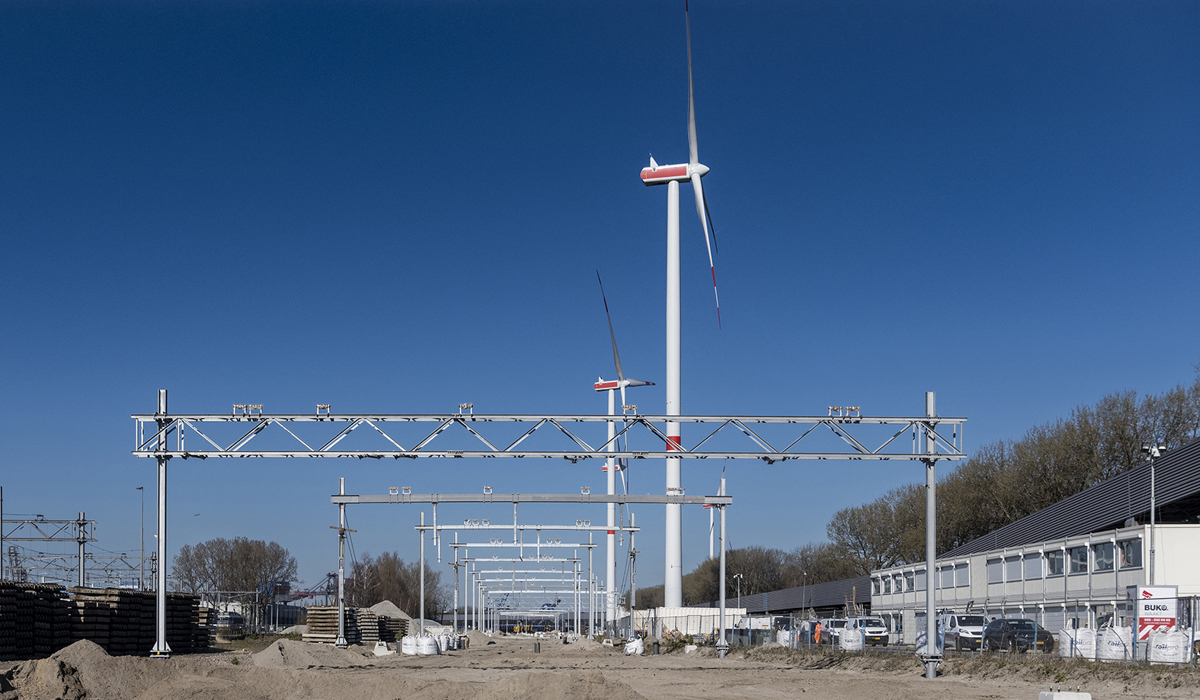 In de beperkte ruimte op het opstelterrein is in het kader van duurzaamheid ook gezocht naar extra ruimte voor windmolens.