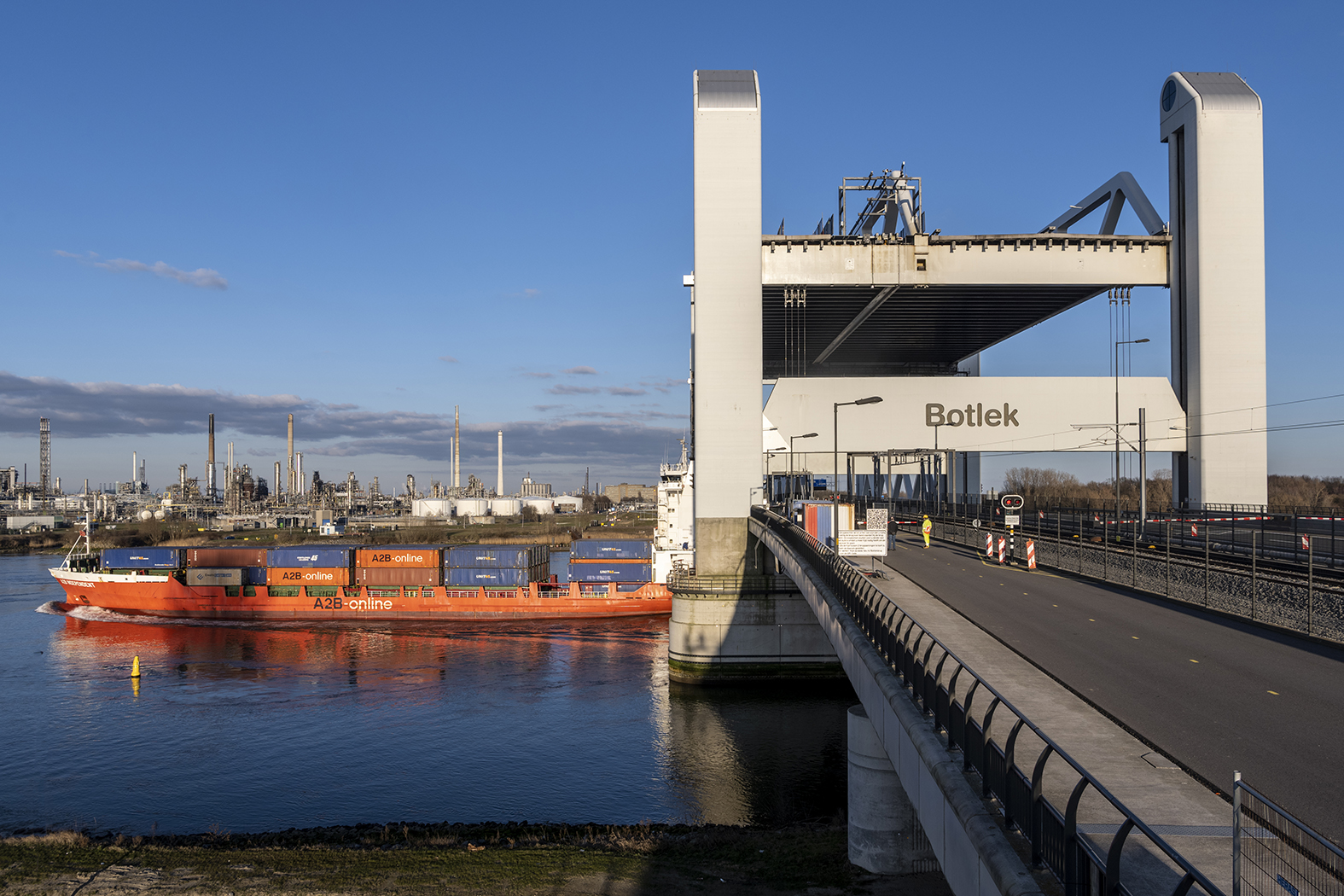 In 2021 werden de werkzaamheden aan het spoor op de Botlekbrug afgerond