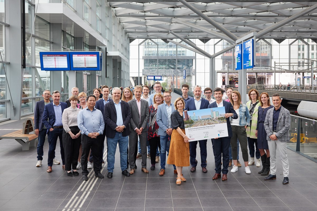 ProRail en BAM ondertekenen het contract voor de ombouw van emplacement Den Haag Centraal