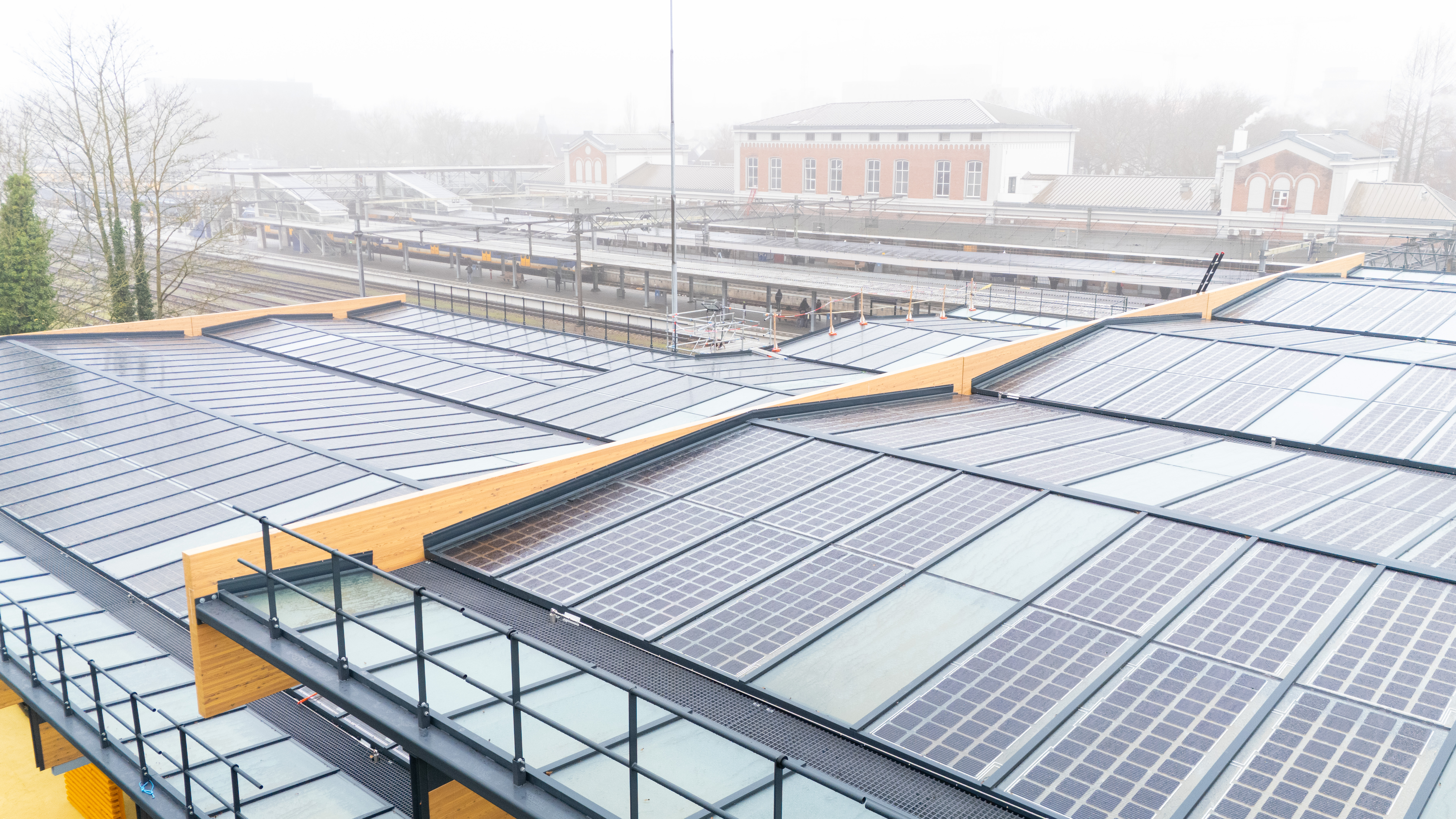 De zonnepanelen op het dak