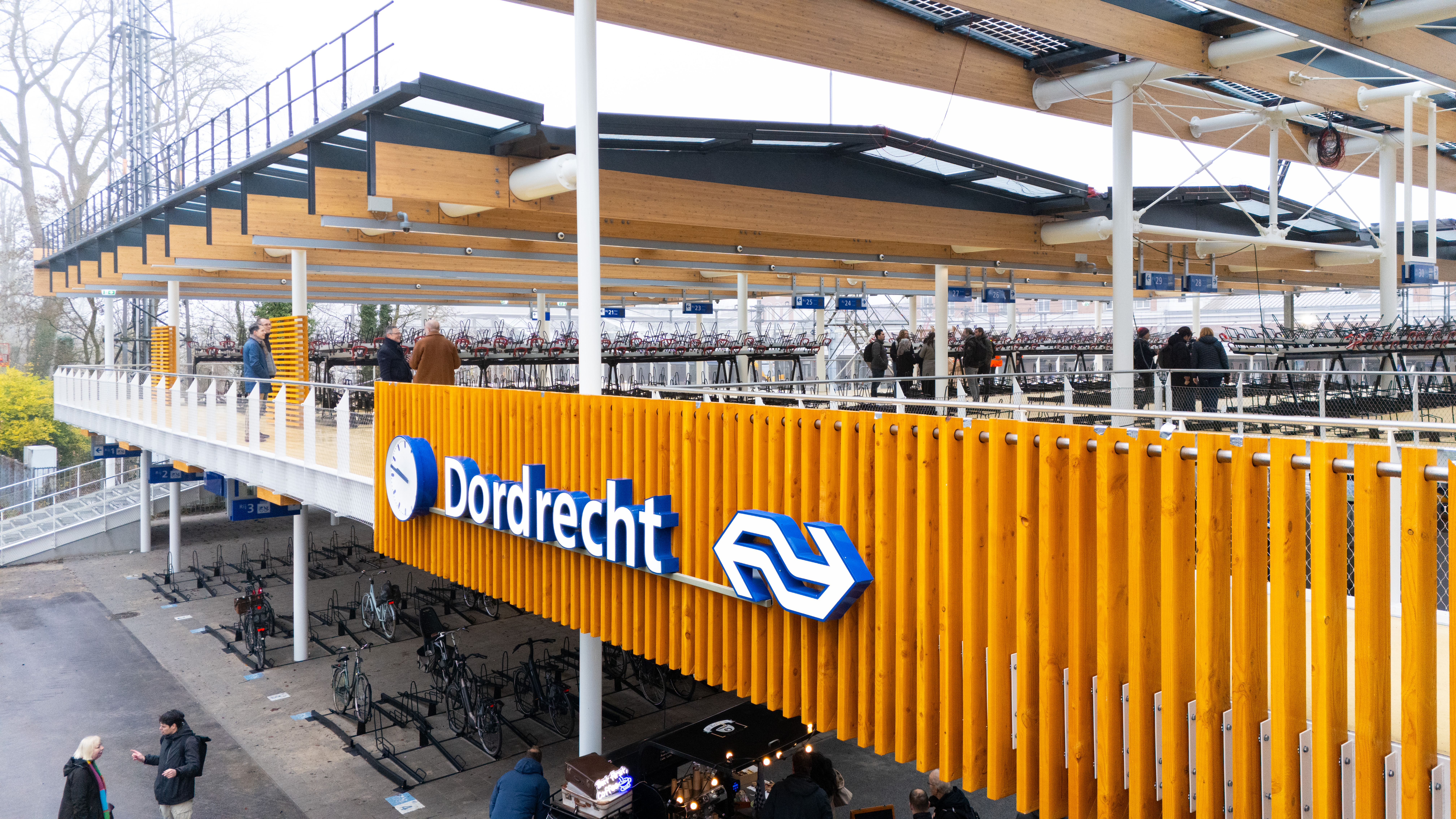 De nieuwe fietsenstallen van de voorkant