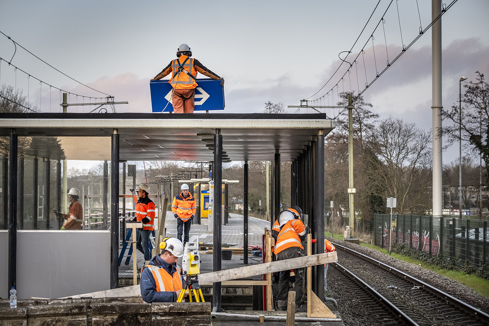 Het NS logo gaat eraf zodat het niet sneuvelt tijdens de sloop