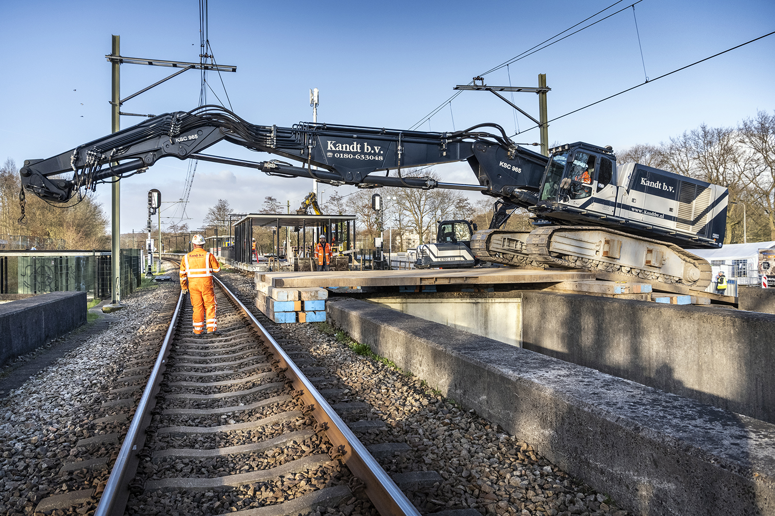 Een hydraulische kraan wordt opgesteld om de damwanden in te trillen